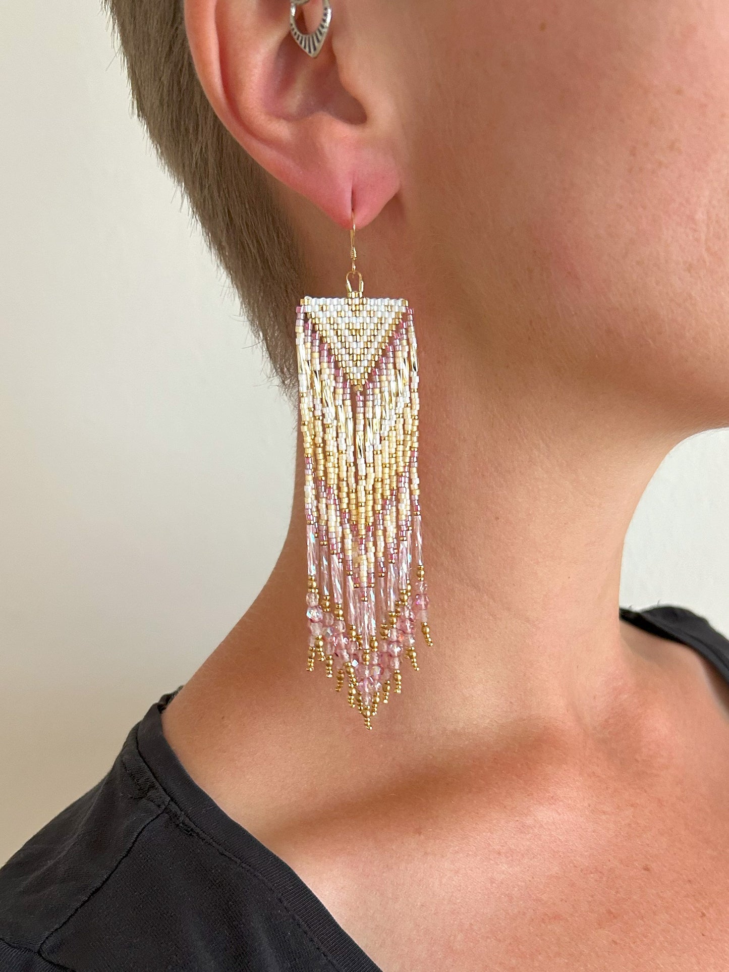 Ohrringe "Sheila" mit schillernden Fransen - Gold & Pink