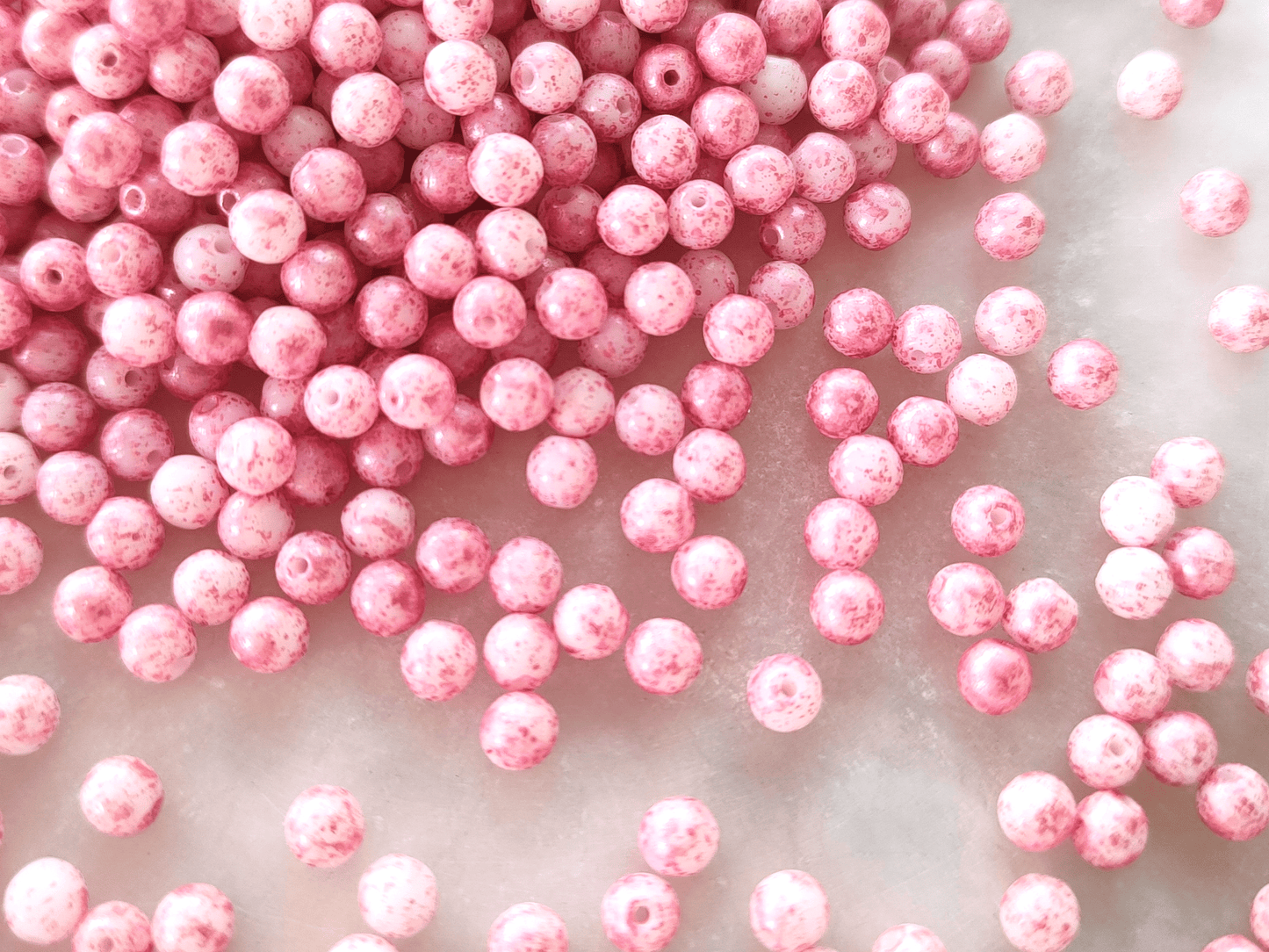 4mm runde Perlen - Weiß & Pink