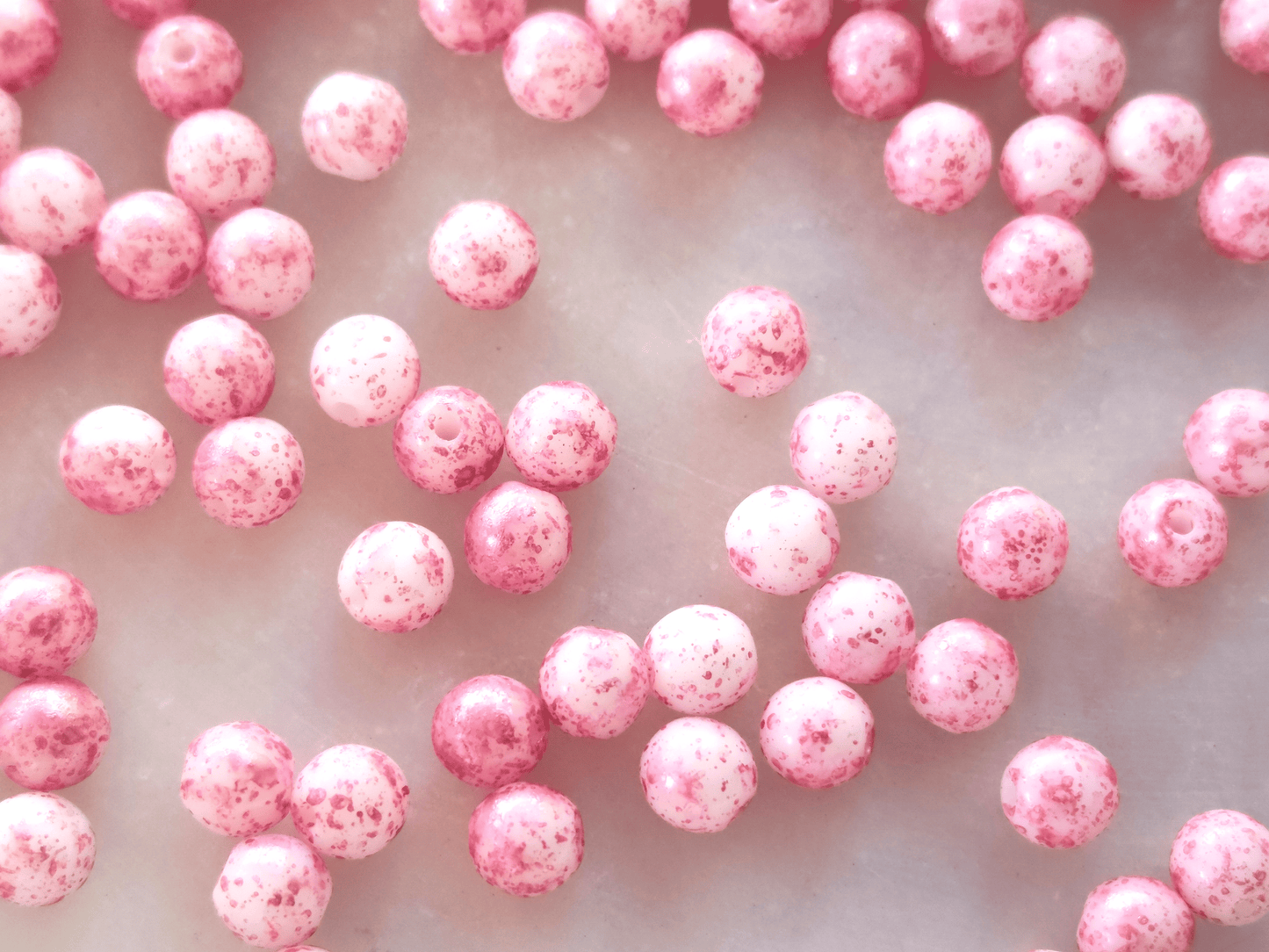 4mm runde Perlen - Weiß & Pink