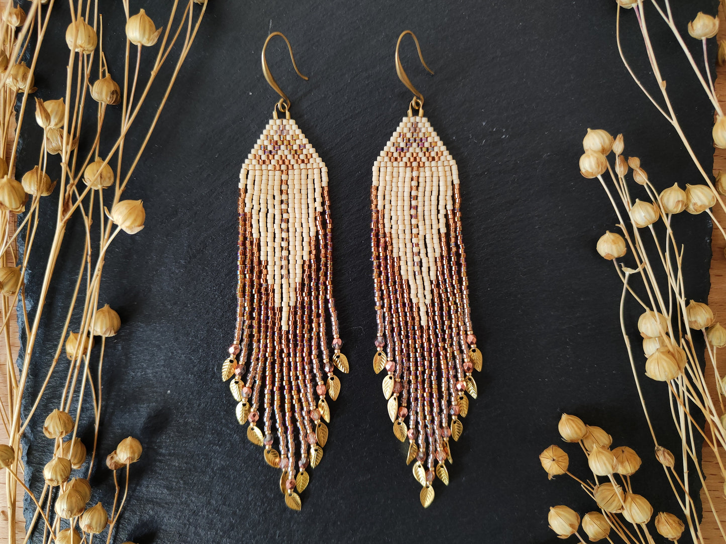 Fransen-Ohrringe "Faunus" mit nativen Design - Creme & Beige