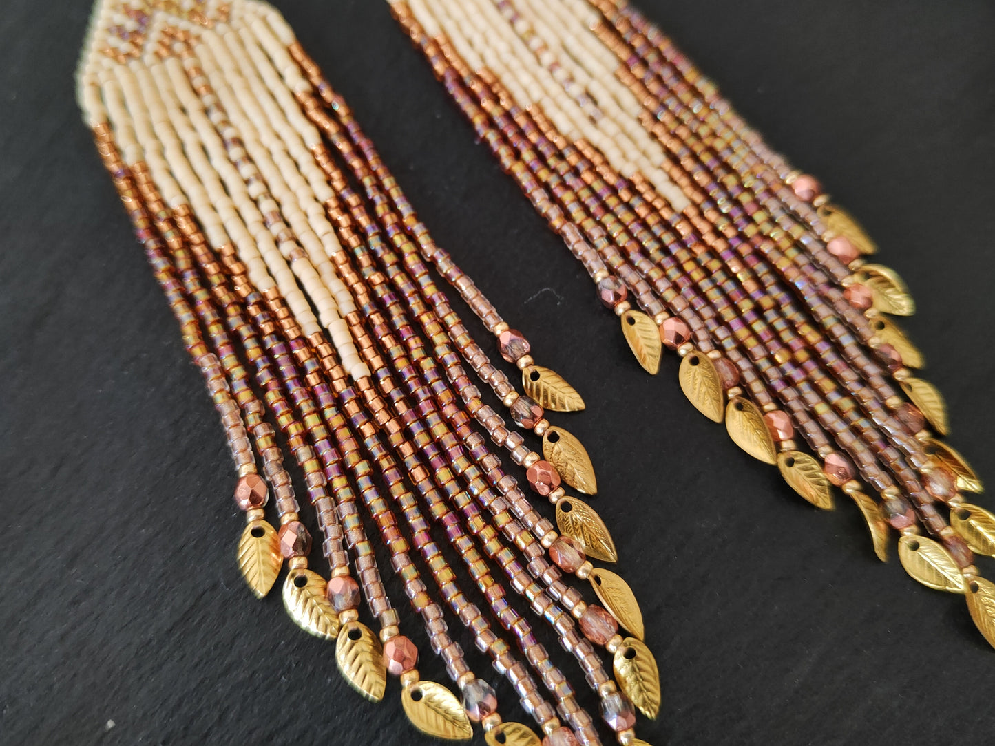 Fransen-Ohrringe "Faunus" mit nativen Design - Creme & Beige
