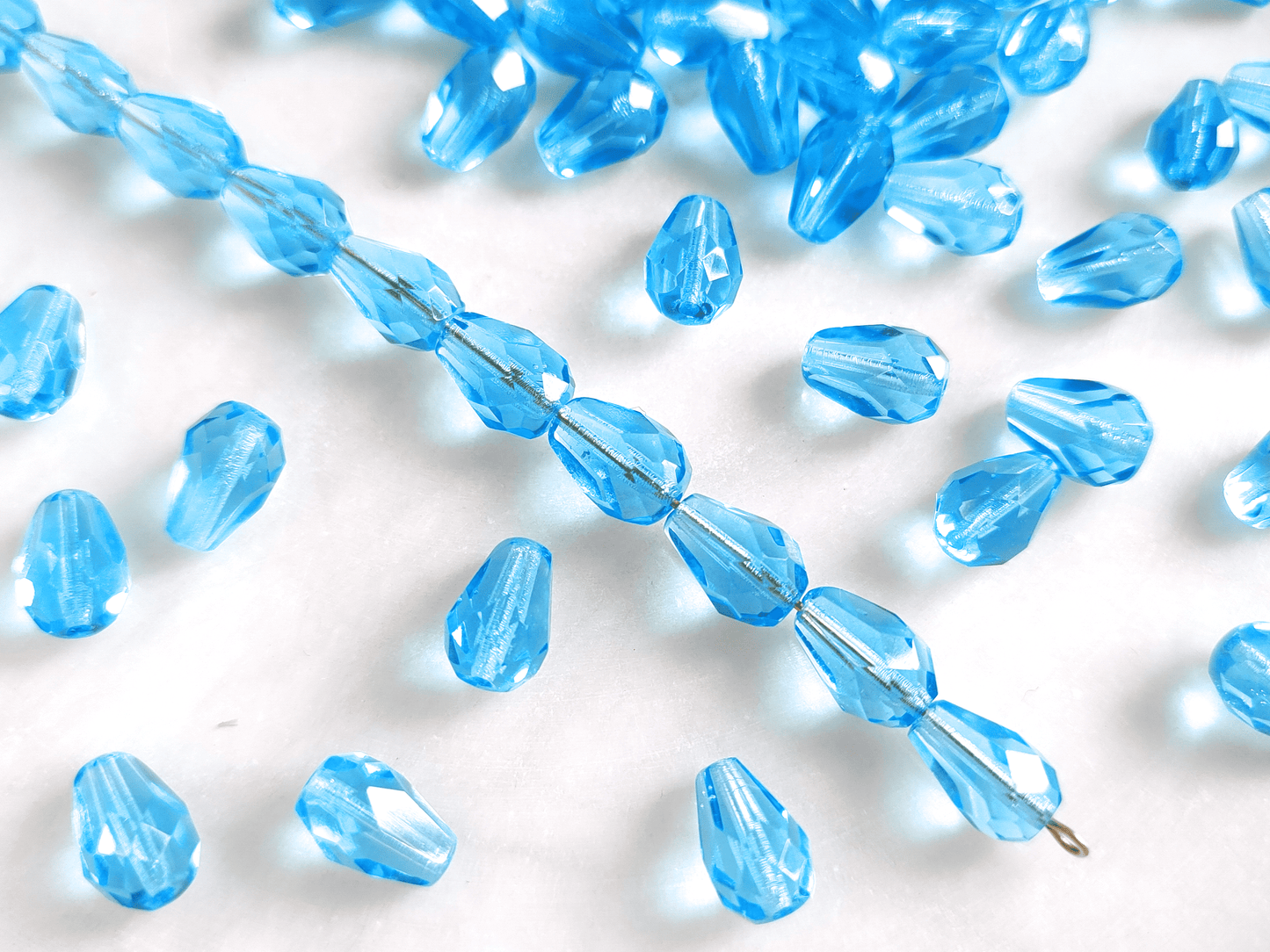 Glasschliff-Tropfen 10x7mm - Himmelblau