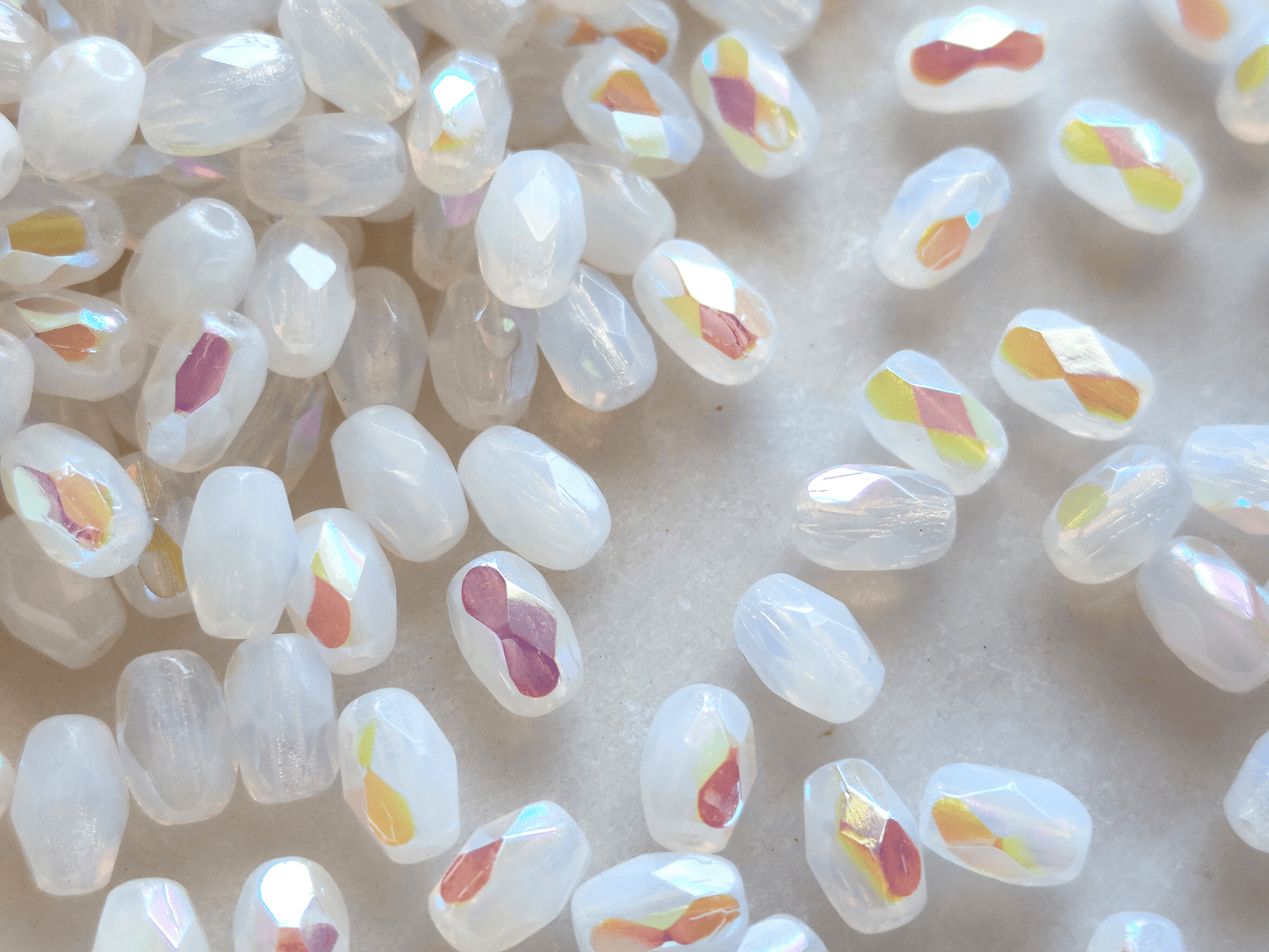 Faceted olive beads 4x6mm - white iris