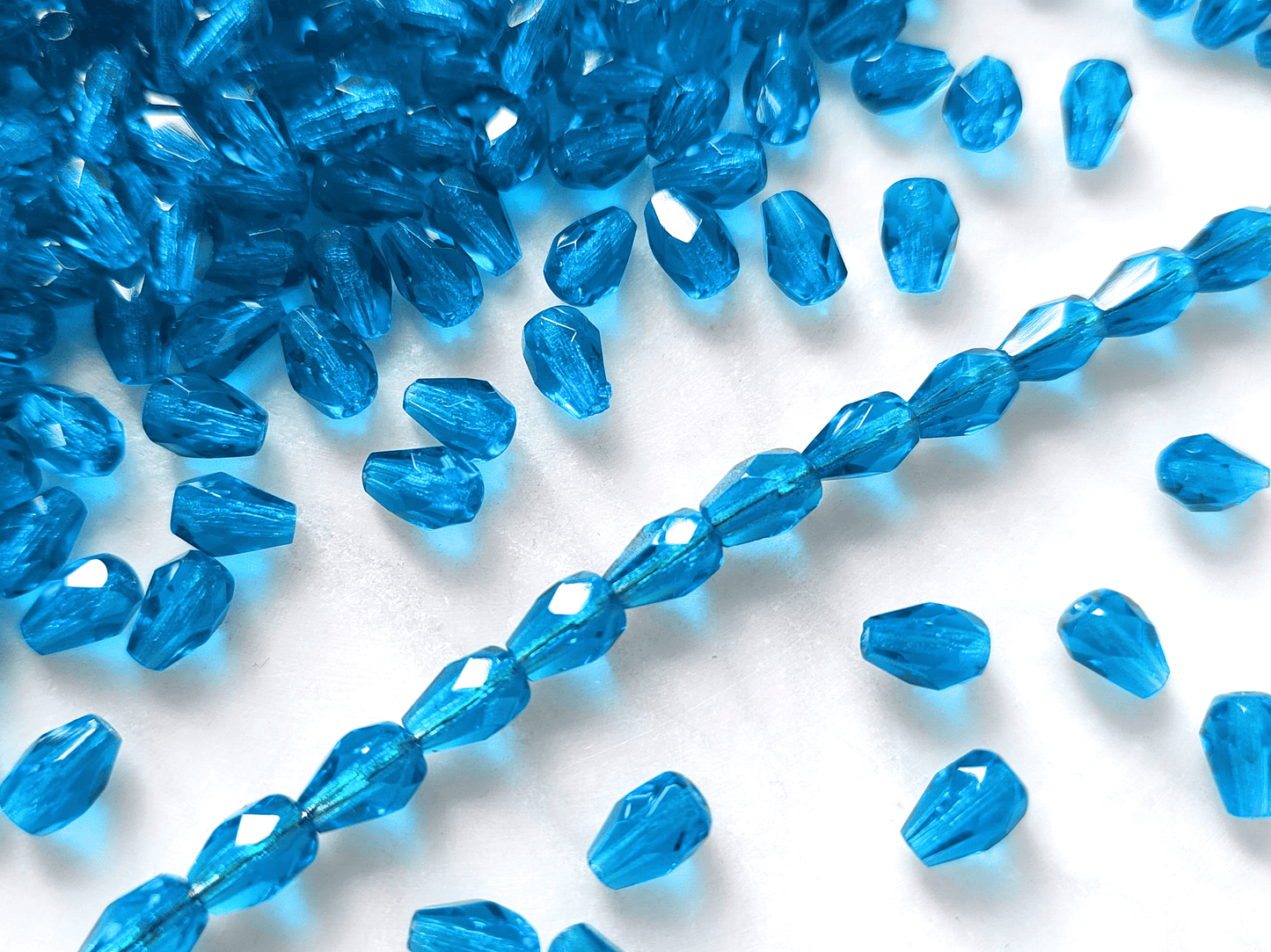 Glasschliff-Tropfen 7x5mm - dunkles Karibikblau