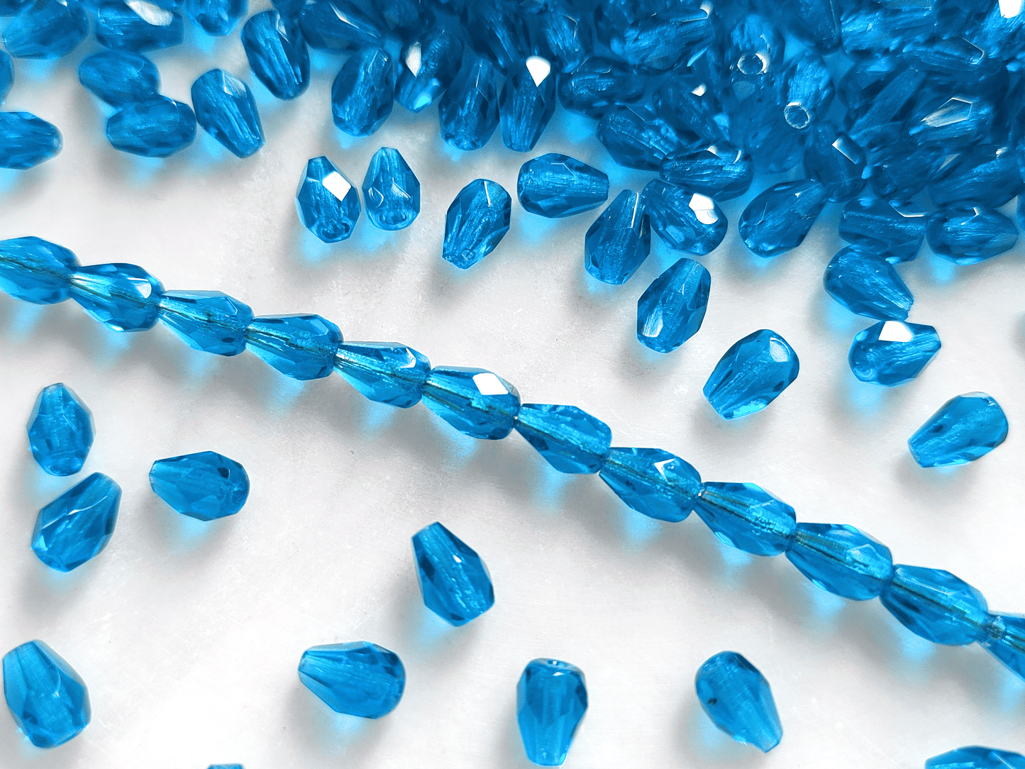 Glasschliff-Tropfen 7x5mm - dunkles Karibikblau