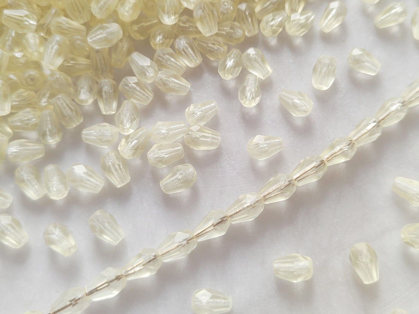 Fire-polished drop beads 7x5mm - pastel yellow