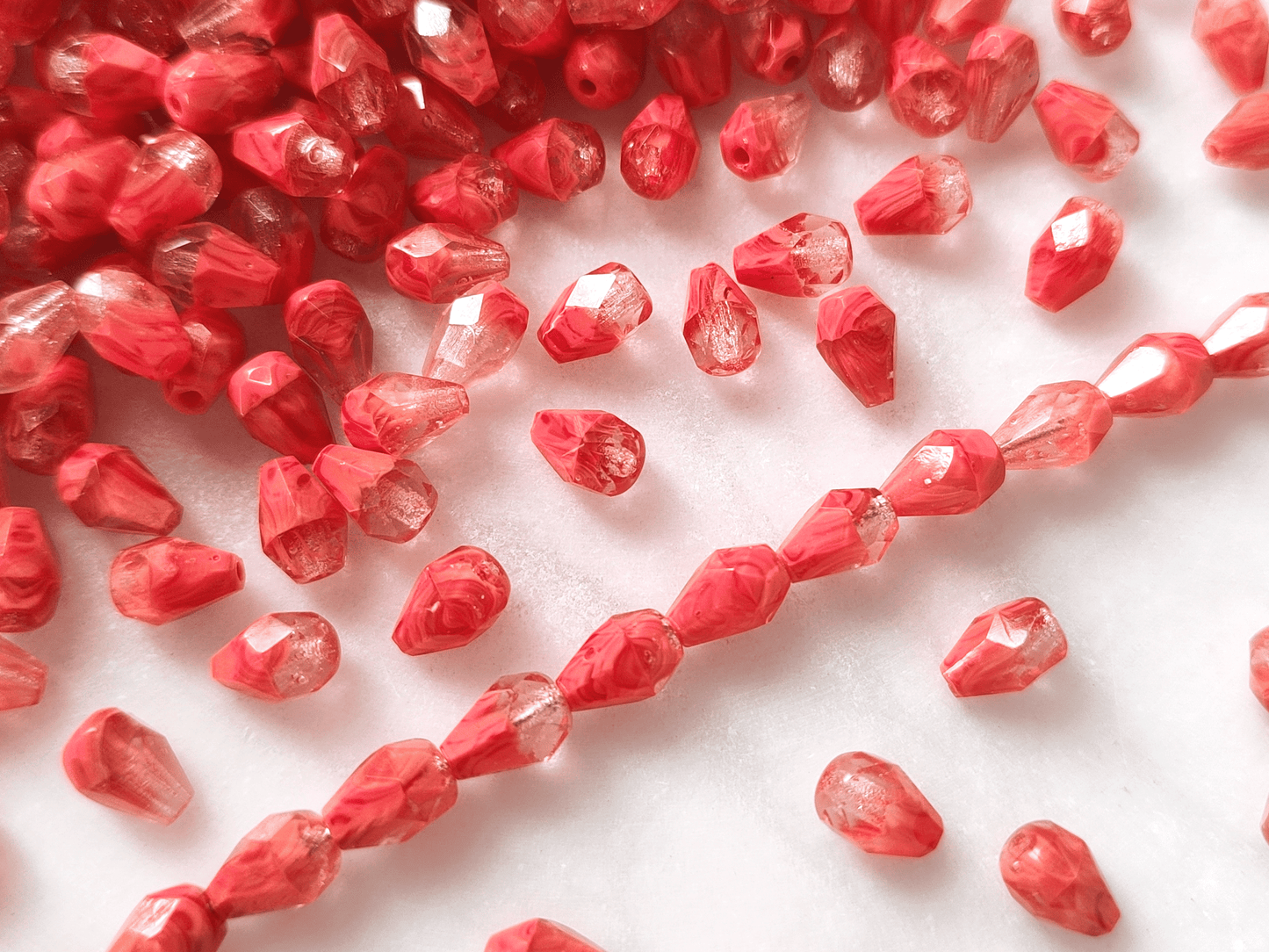 Glasschliff-Tropfen 7x5mm - Farblos & opak Rot