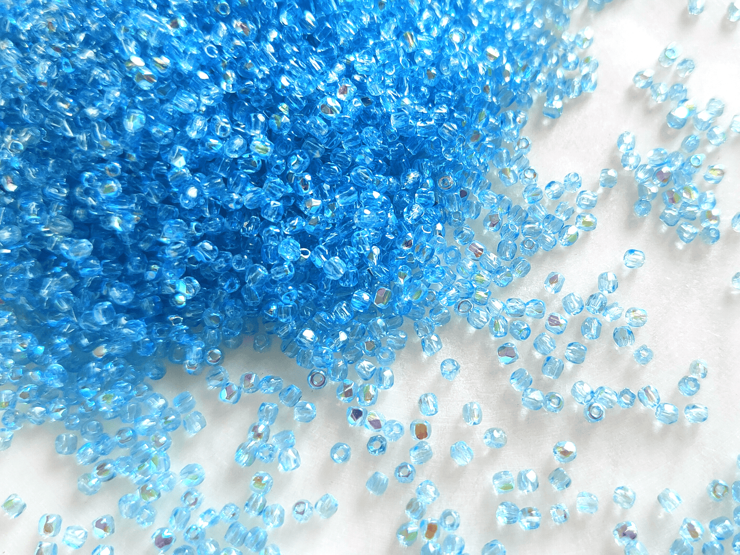 2mm Glasschliffperlen - Himmelblau halb AB