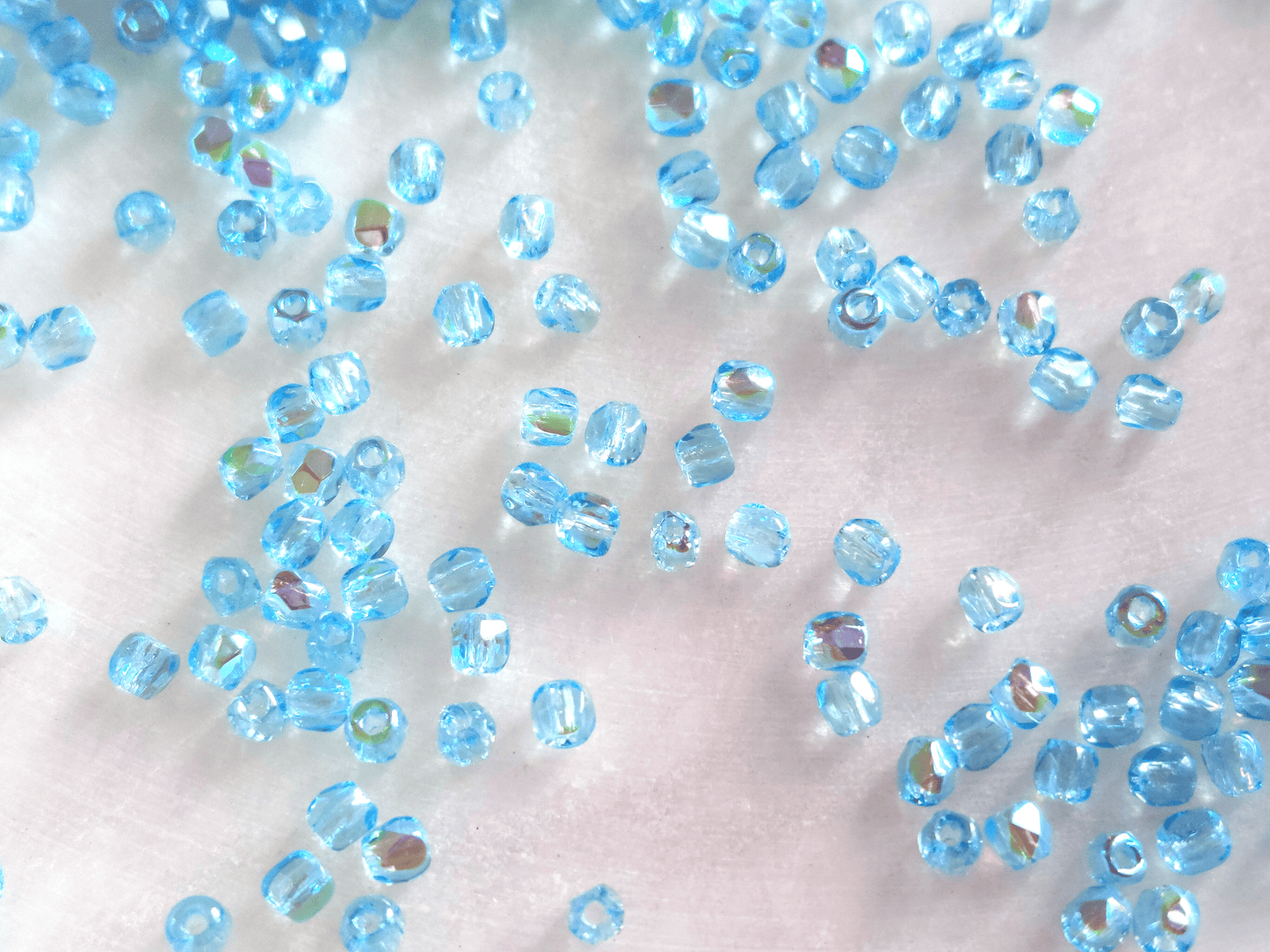 2mm Glasschliffperlen - Himmelblau halb AB