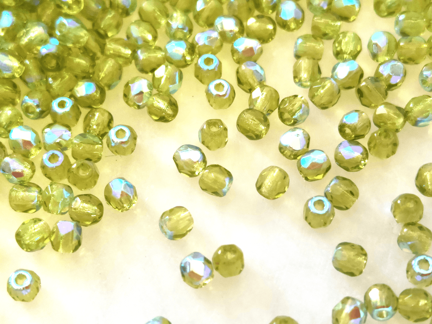 3mm Glasschliffperlen - Grasgrün AB