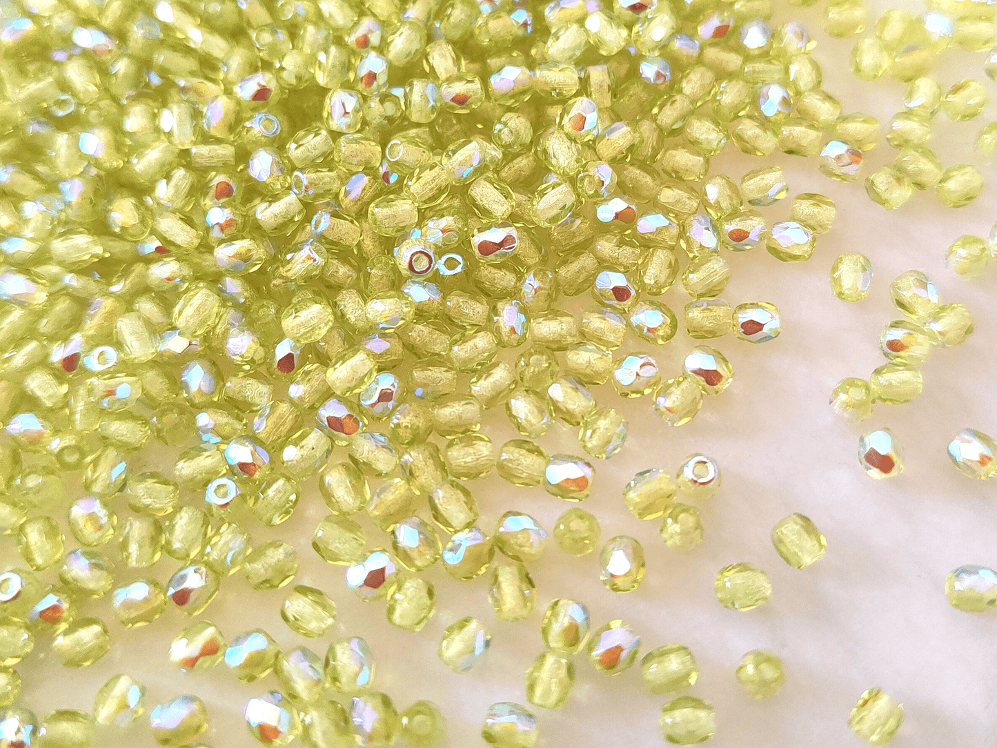 3mm Glasschliffperlen - Hellgrün AB