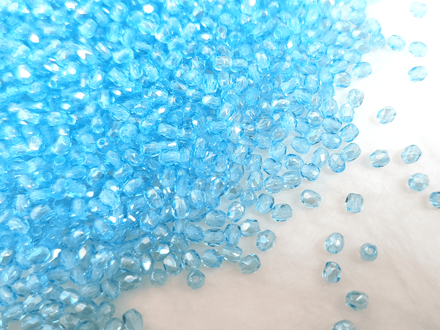 3mm Glasschliffperlen - Himmelblau Iris