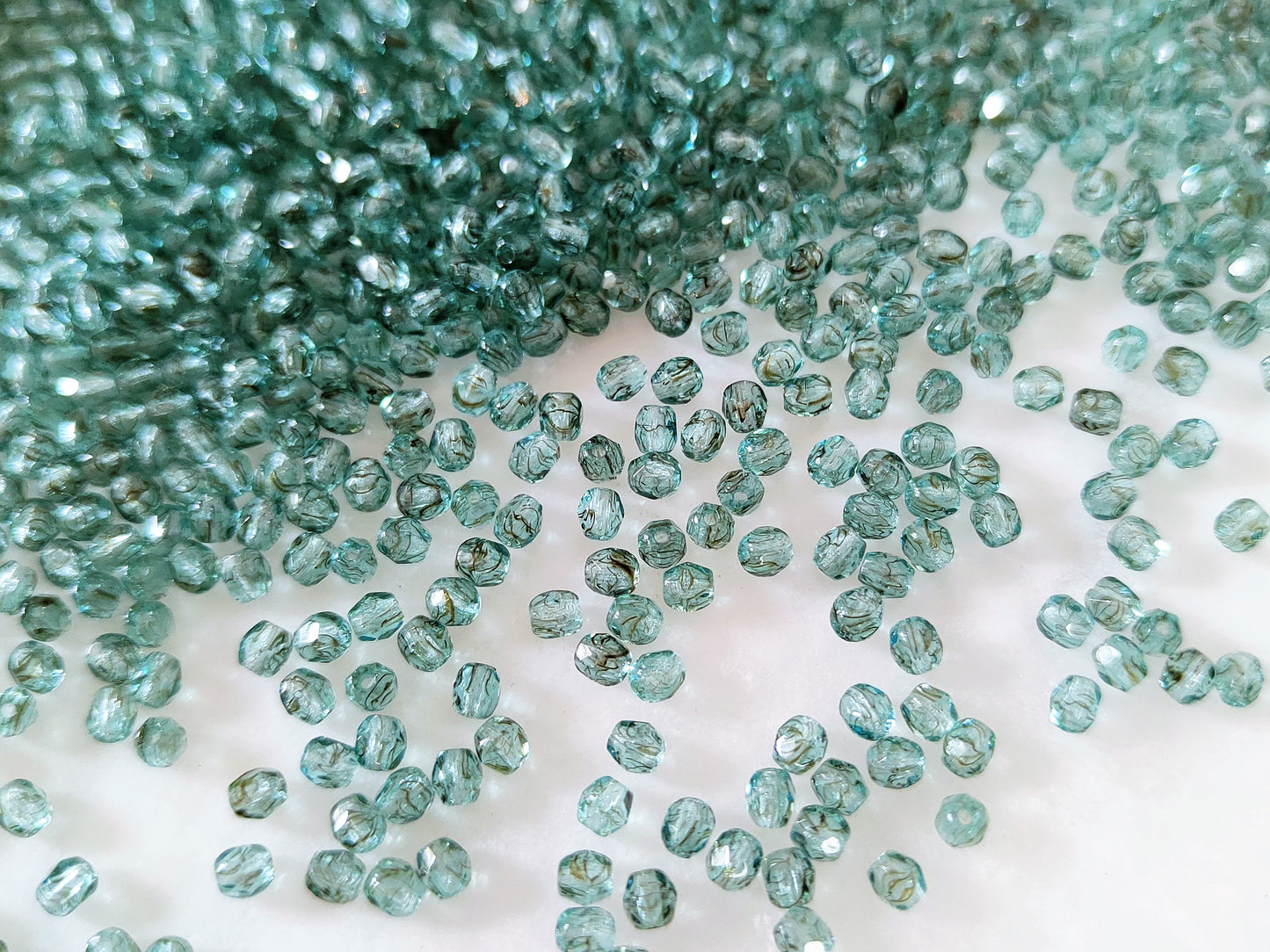 3mm Glasschliffperlen - kaltes Grün & Schlieren