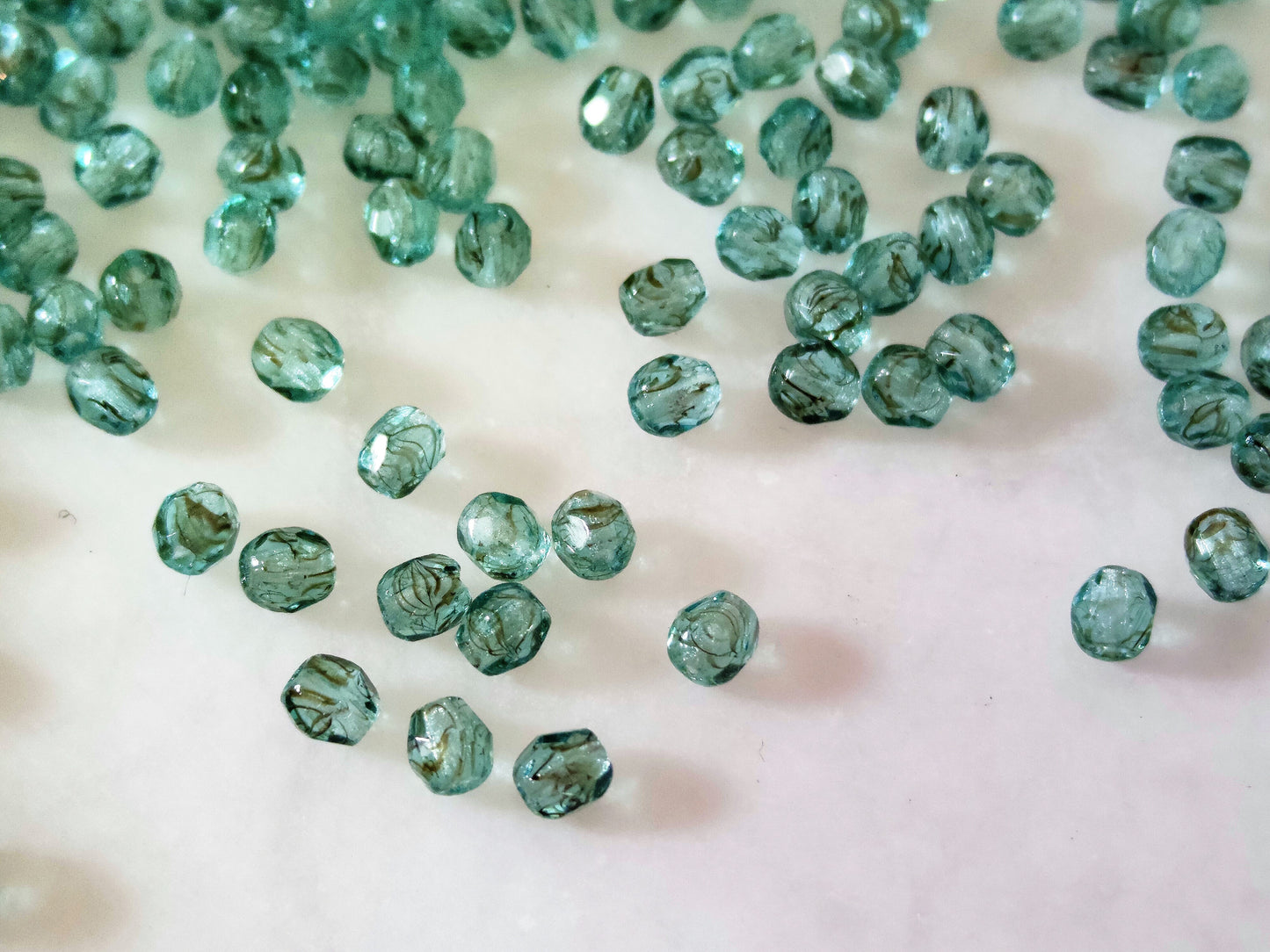 3mm Glasschliffperlen - kaltes Grün & Schlieren