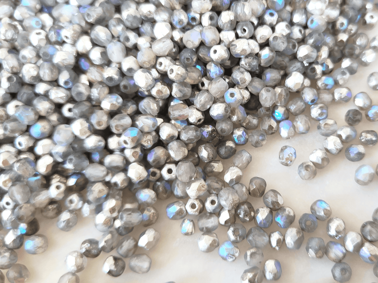 4mm Glasschliffperlen - bereift Grau Silber Iris