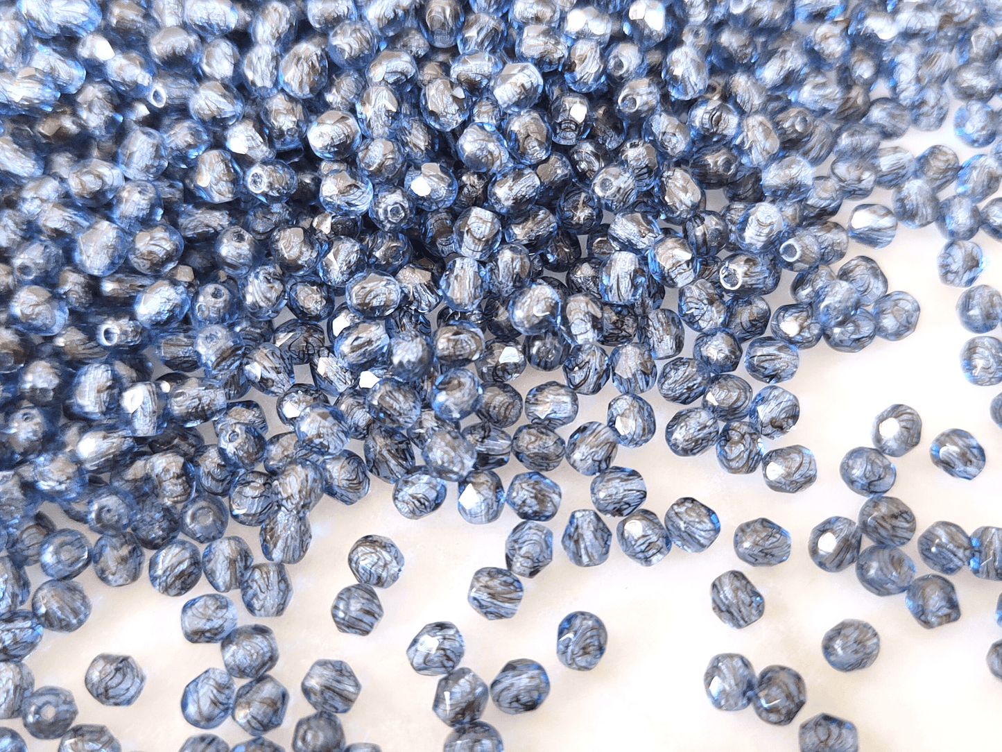 4mm Glasschliffperlen - Jeansblau & schwarze Schlieren