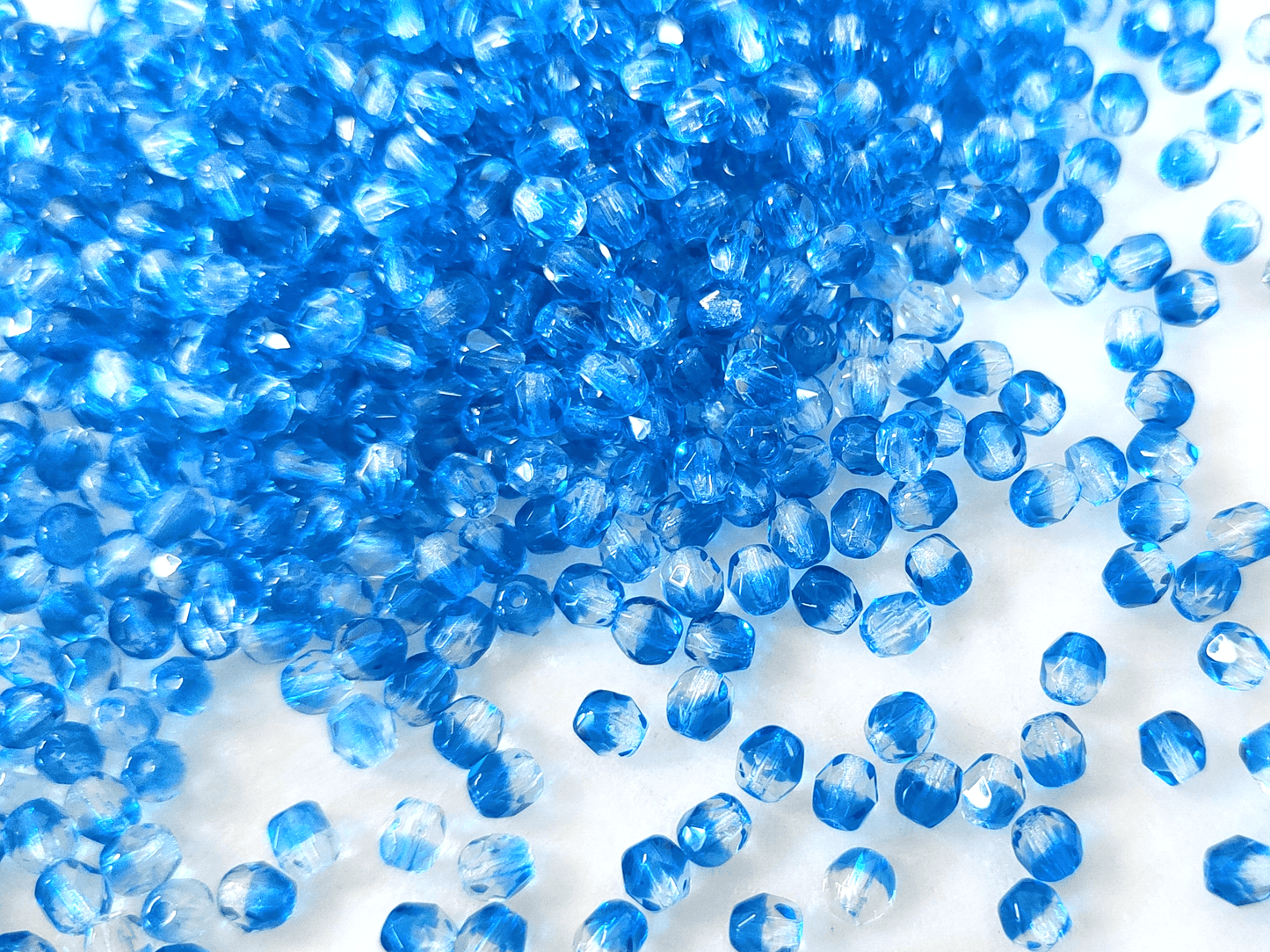 4mm Glasschliffperlen - Farblos & Blau