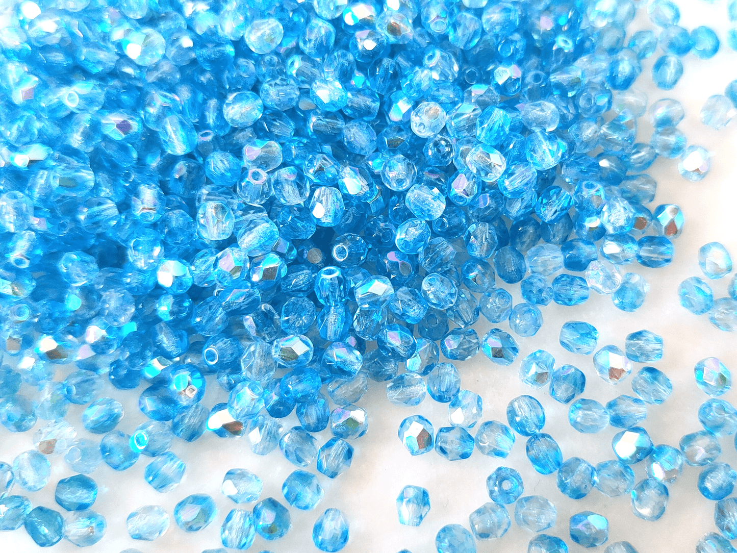 4mm Glasschliffperlen - ombre Blau AB