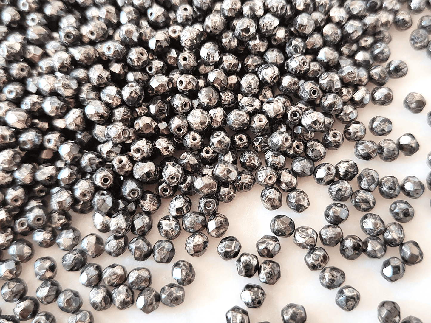 4mm Glasschliffperlen - Schwarz & Silber