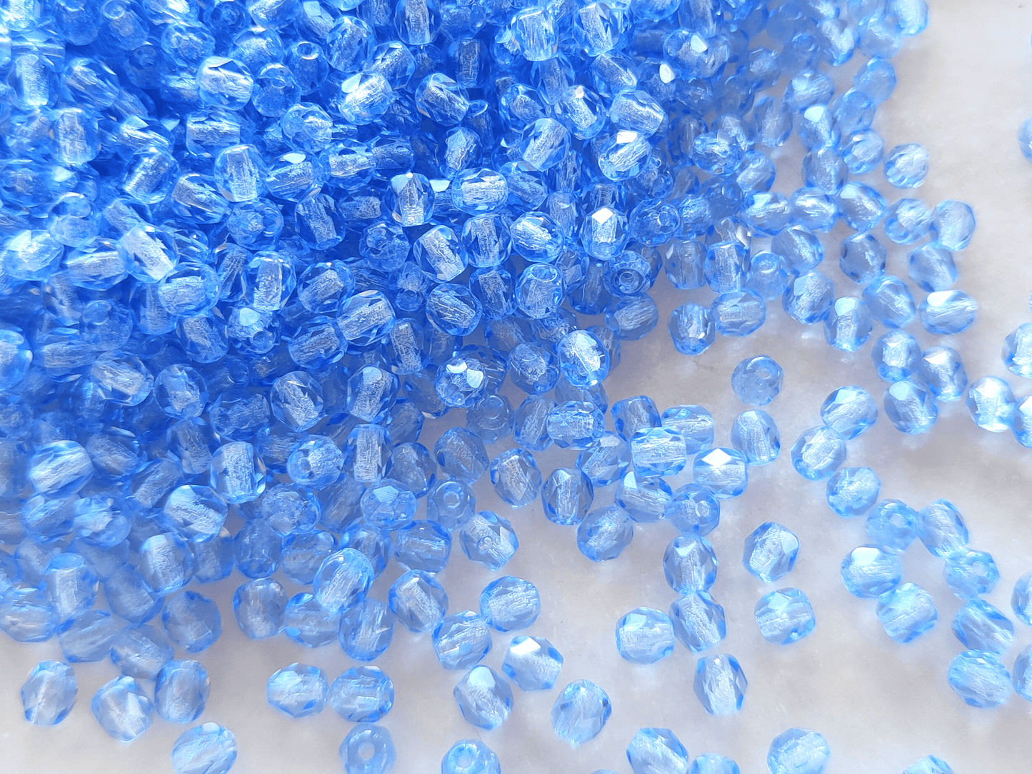 4mm Glasschliffperlen - kaltes medium Blau