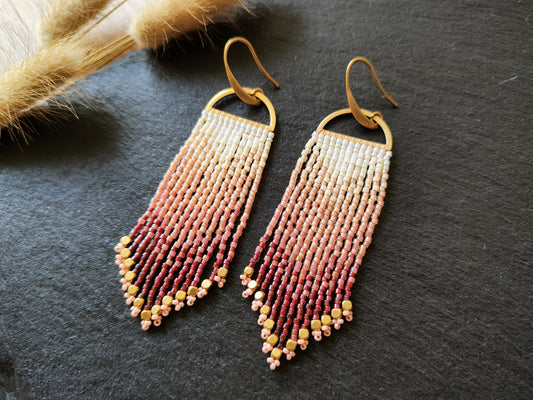 Shimmering fringe earrings "Odoti" with ombre design - cream & red