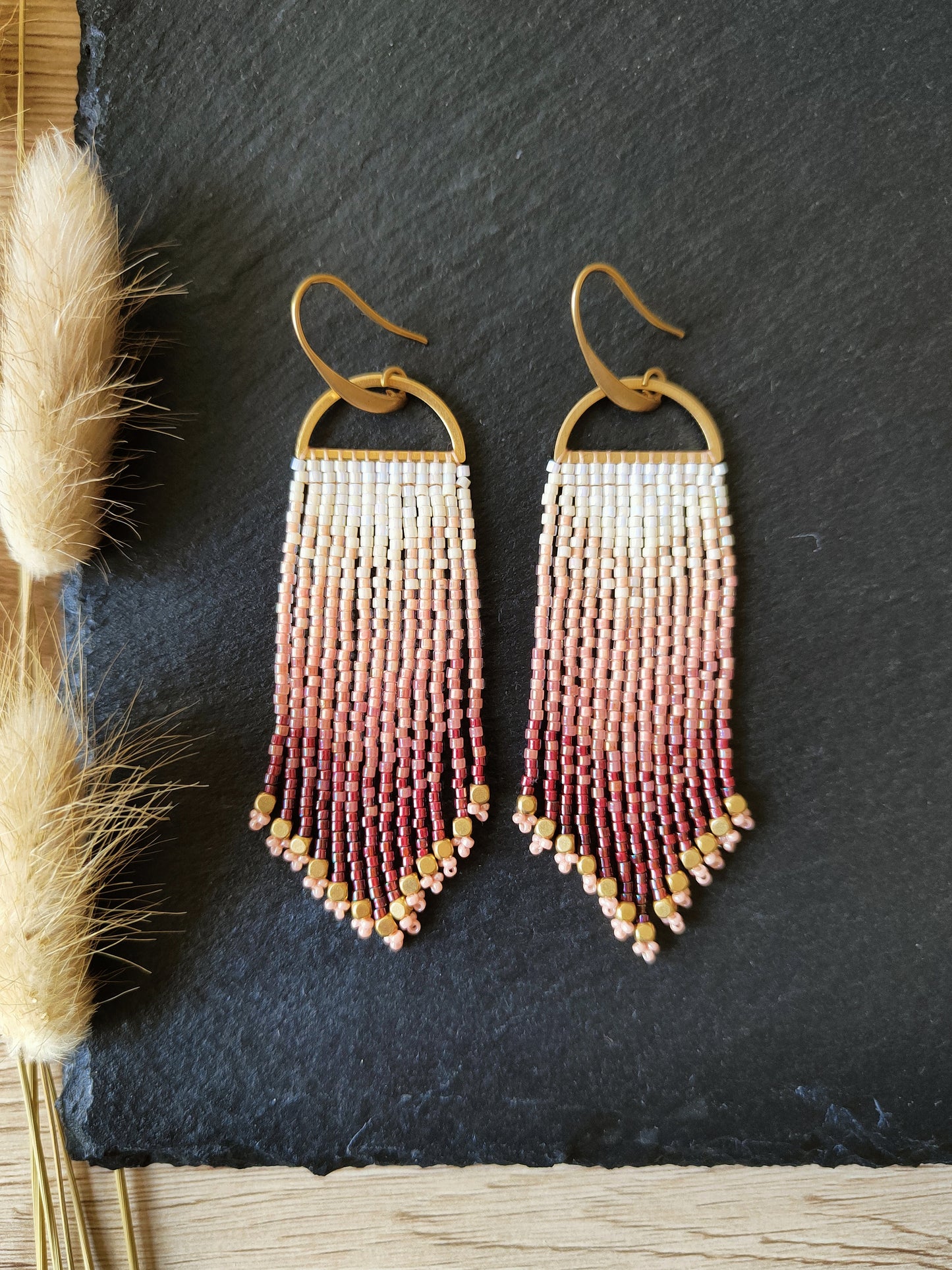 Shimmering fringe earrings "Odoti" with ombre design - cream & red