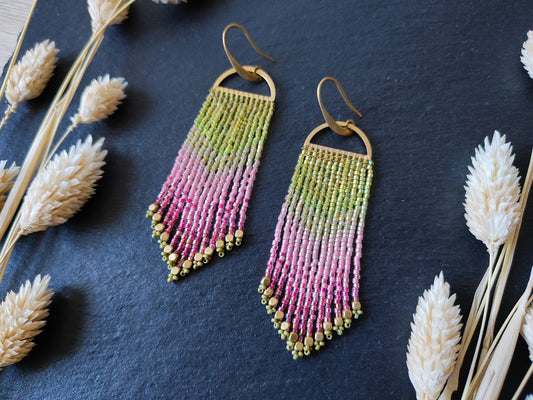 Shimmering fringe earrings "Odoti" with ombre design - green & pink