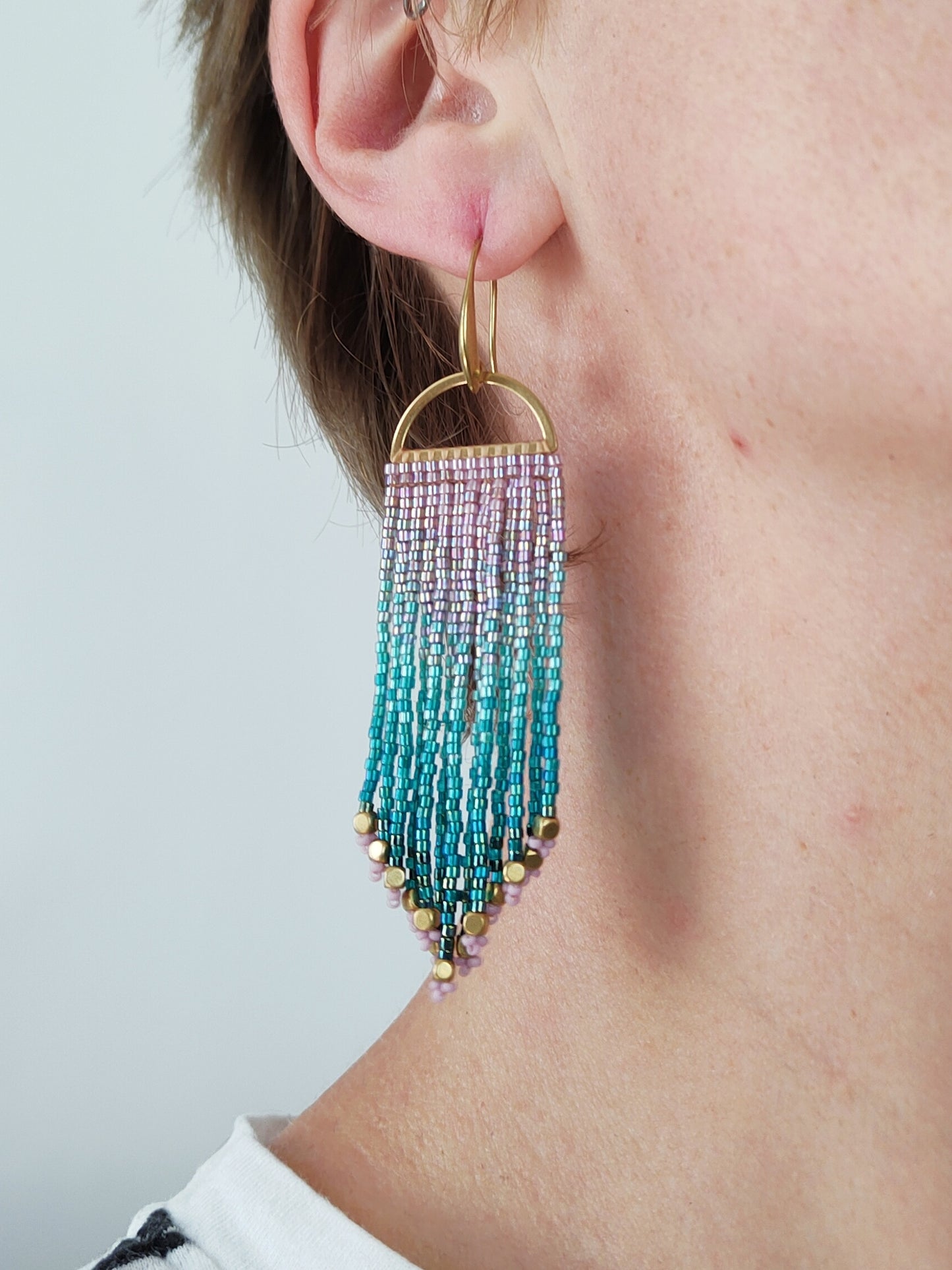 Shimmering fringe earrings "Odoti" with ombre design - lilac & turquoise