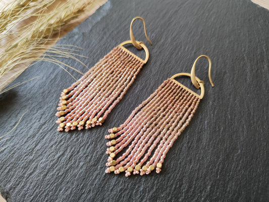 Shimmering fringe earrings "Odoti" with ombre design - beige & light pink