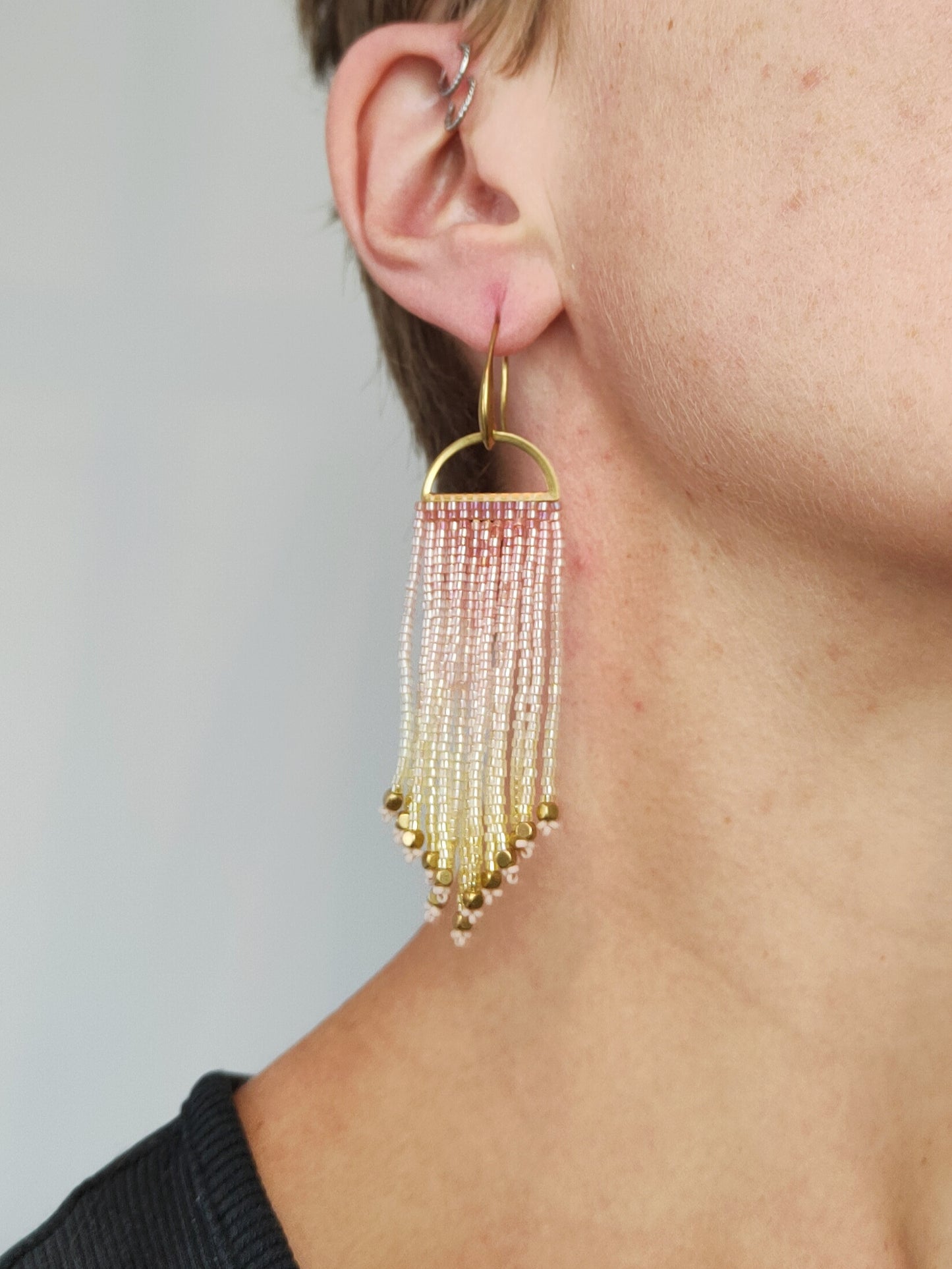 Shimmering fringe earrings "Odoti" with ombre design - light pink & yellow