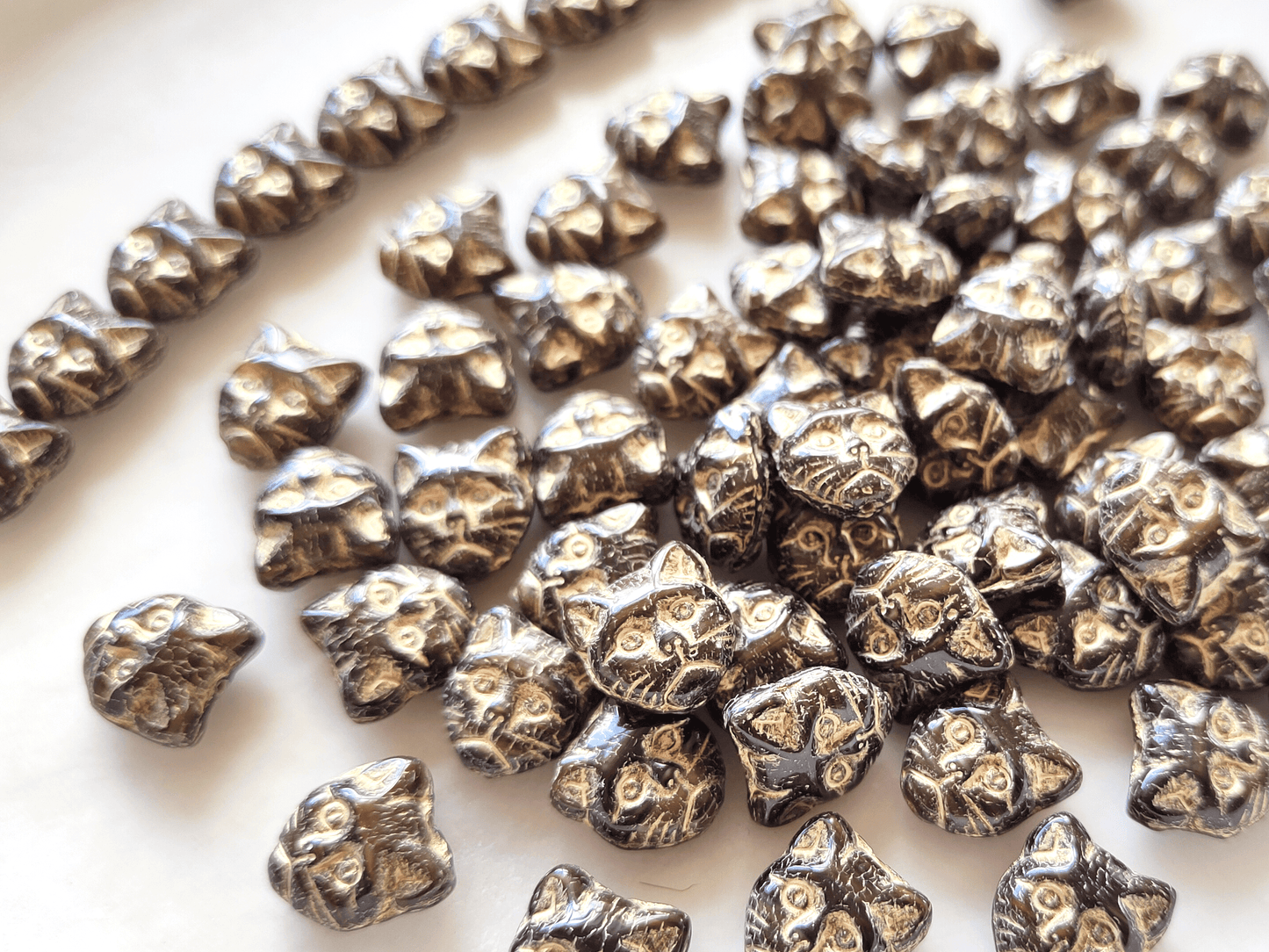 Cat face beads 13mm - black & gold