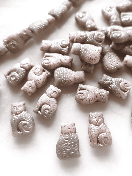 Sitting cat beads 17mm - beige, gray & silver