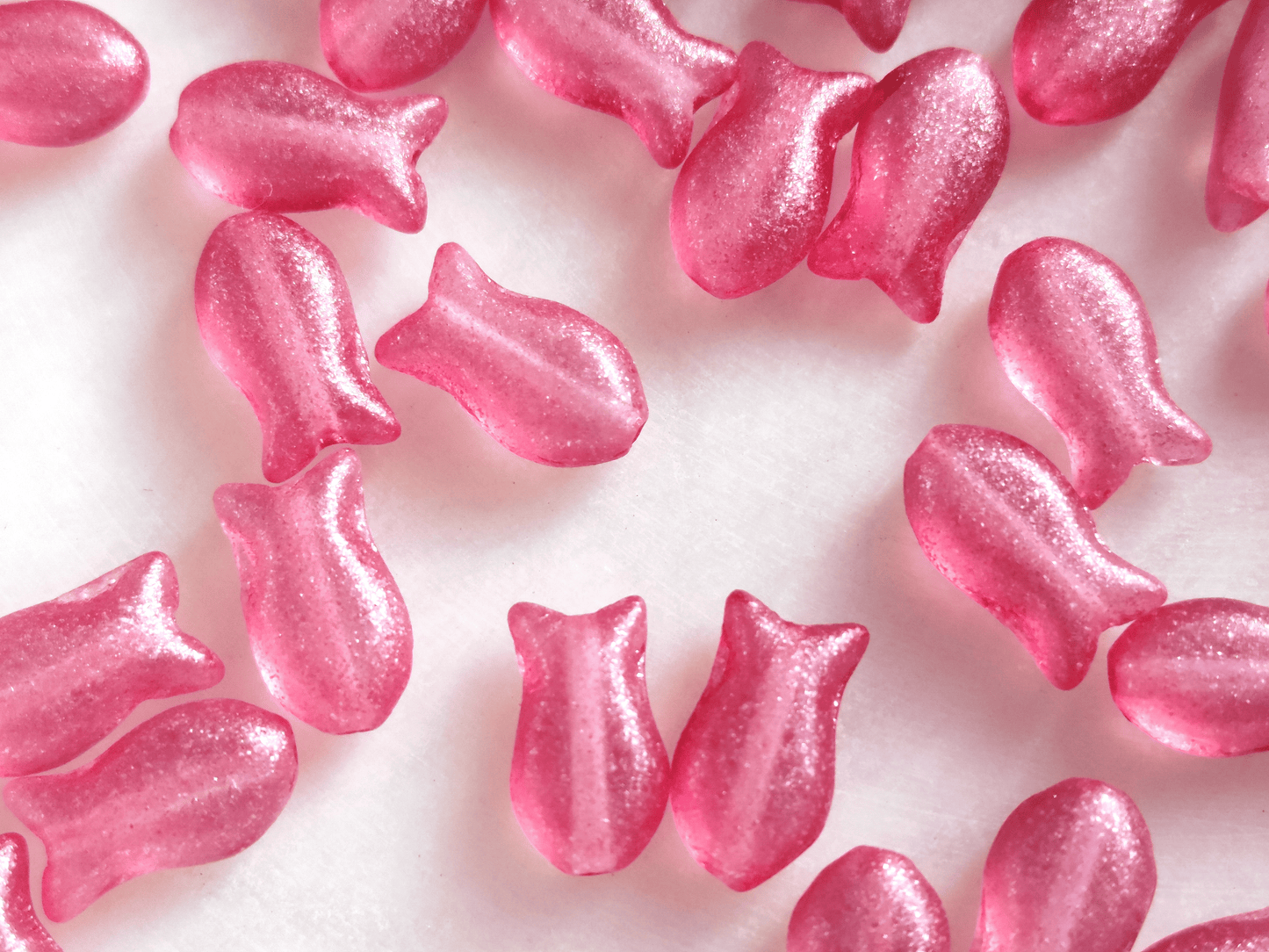 Fish beads 10x6mm - cherry red glitter