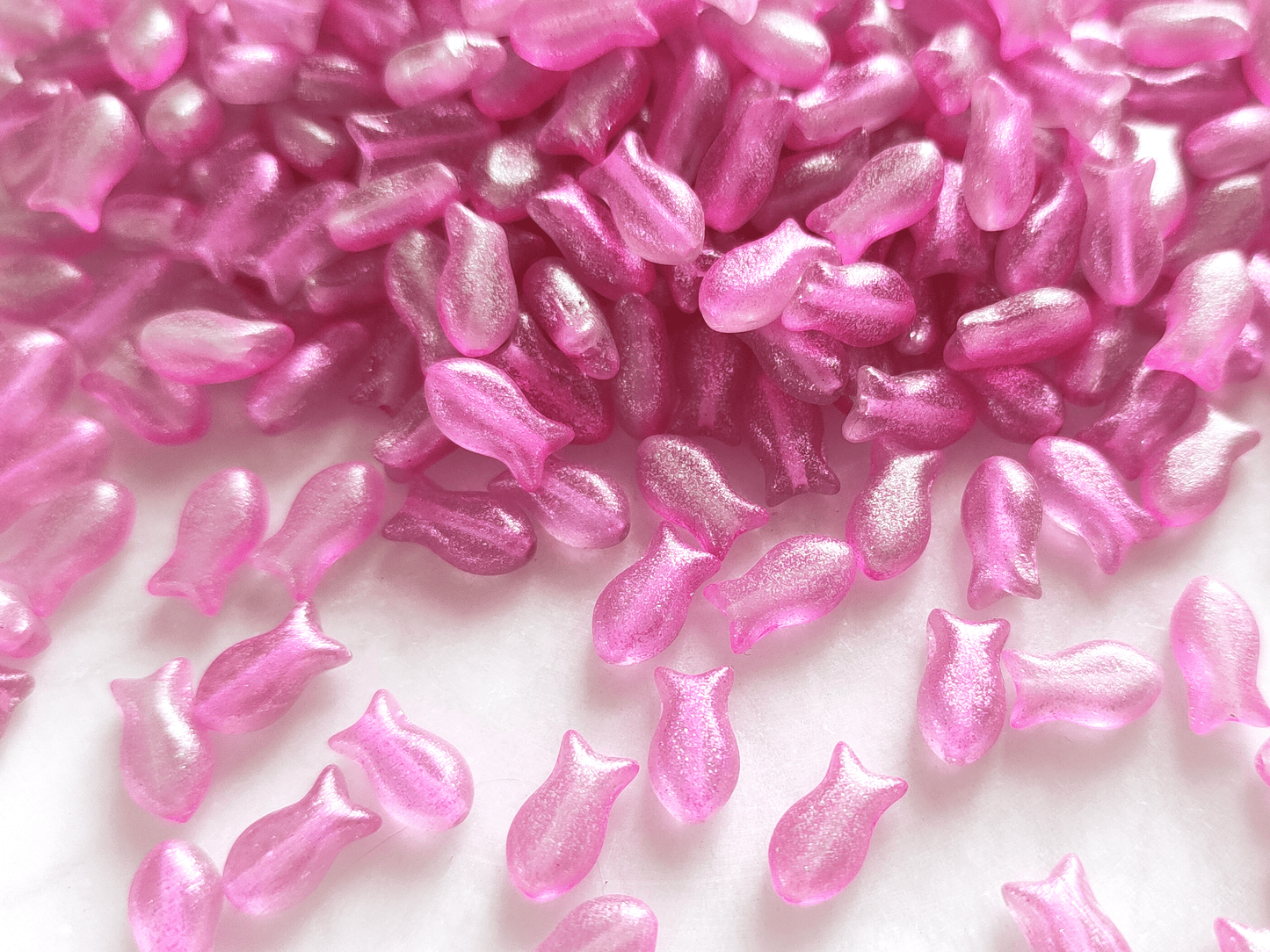 Fish beads 10x6mm - pink & silver glitter