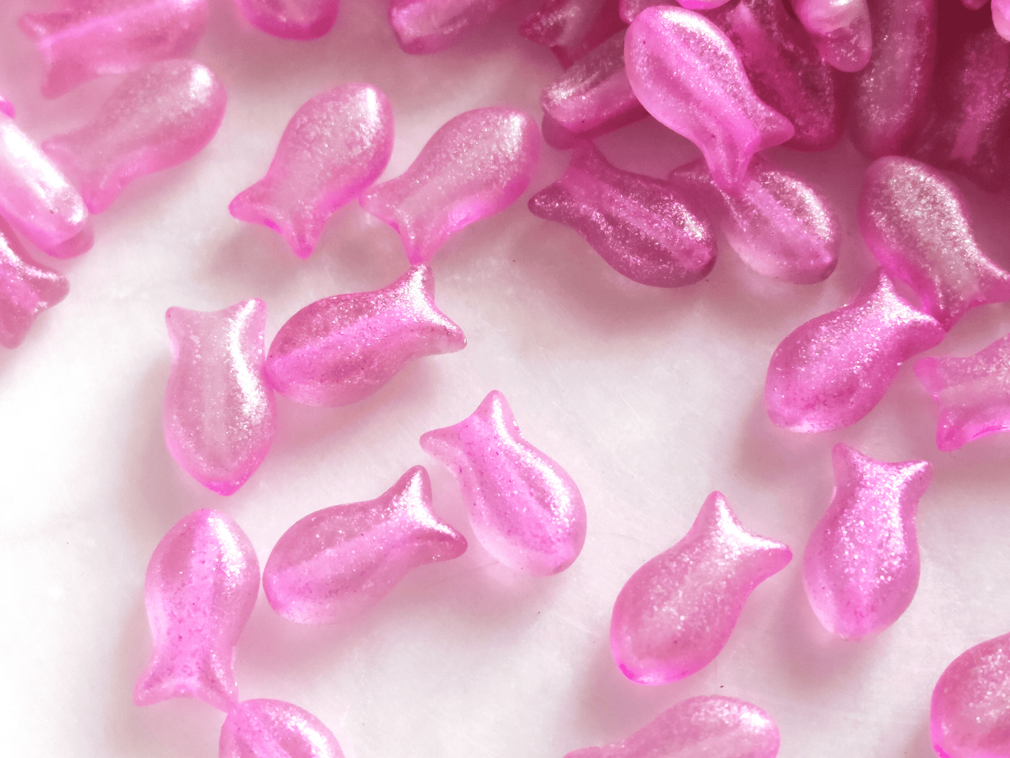 Fish beads 10x6mm - pink & silver glitter