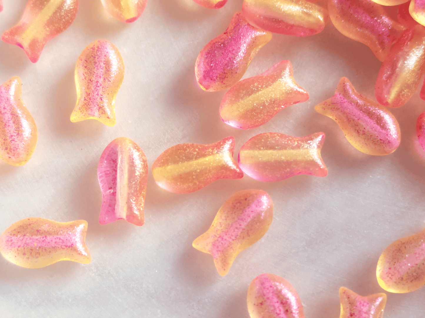 Fish beads 10x6mm - neon orange & pink glitter