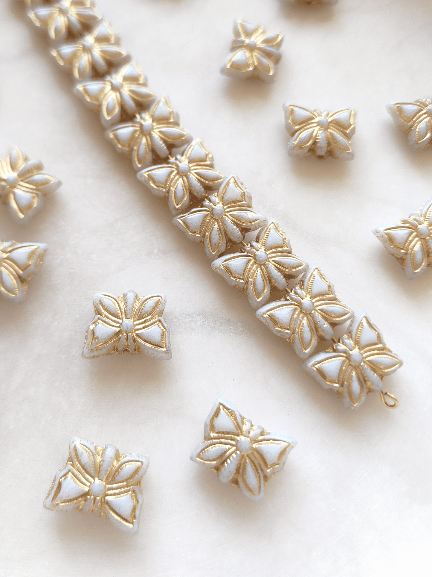 Schmetterlinge 15x12mm - Weiß & Gold