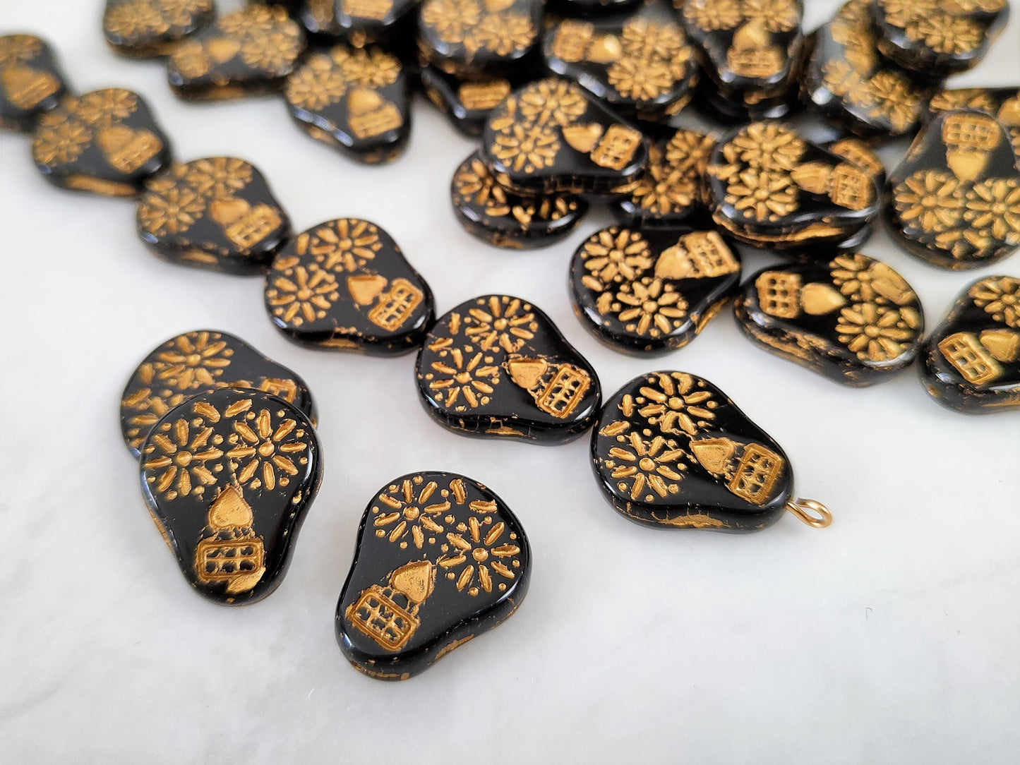 Skull beads 20x16mm - black & gold