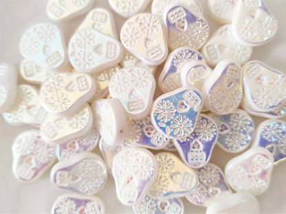 Skull beads 20x16mm - white iris