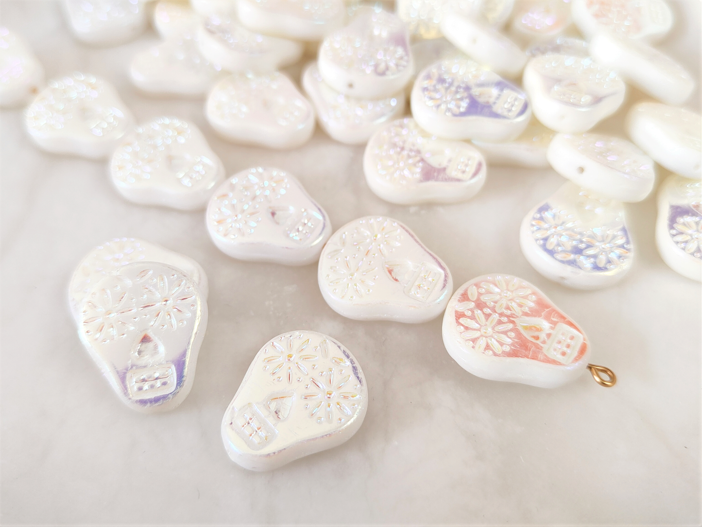 Skull beads 20x16mm - white iris