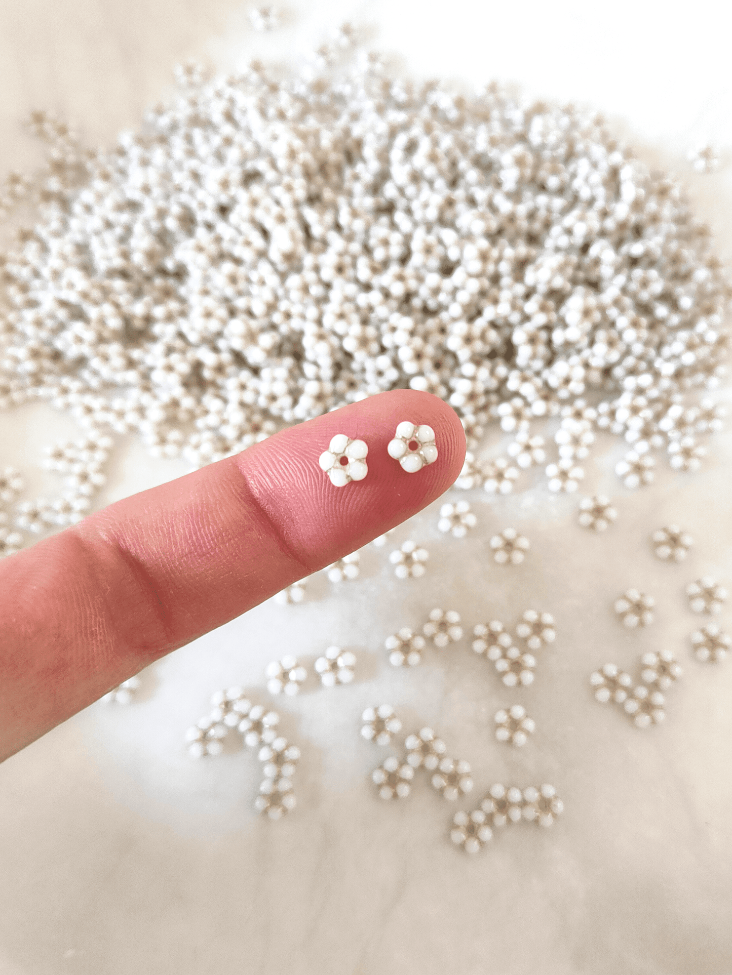 Forget-me-not flower beads 5mm - white & gold