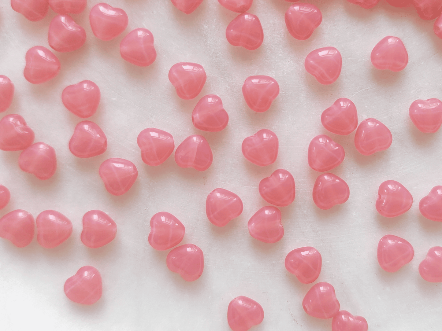 Herzen 6mm - milchig Rosa