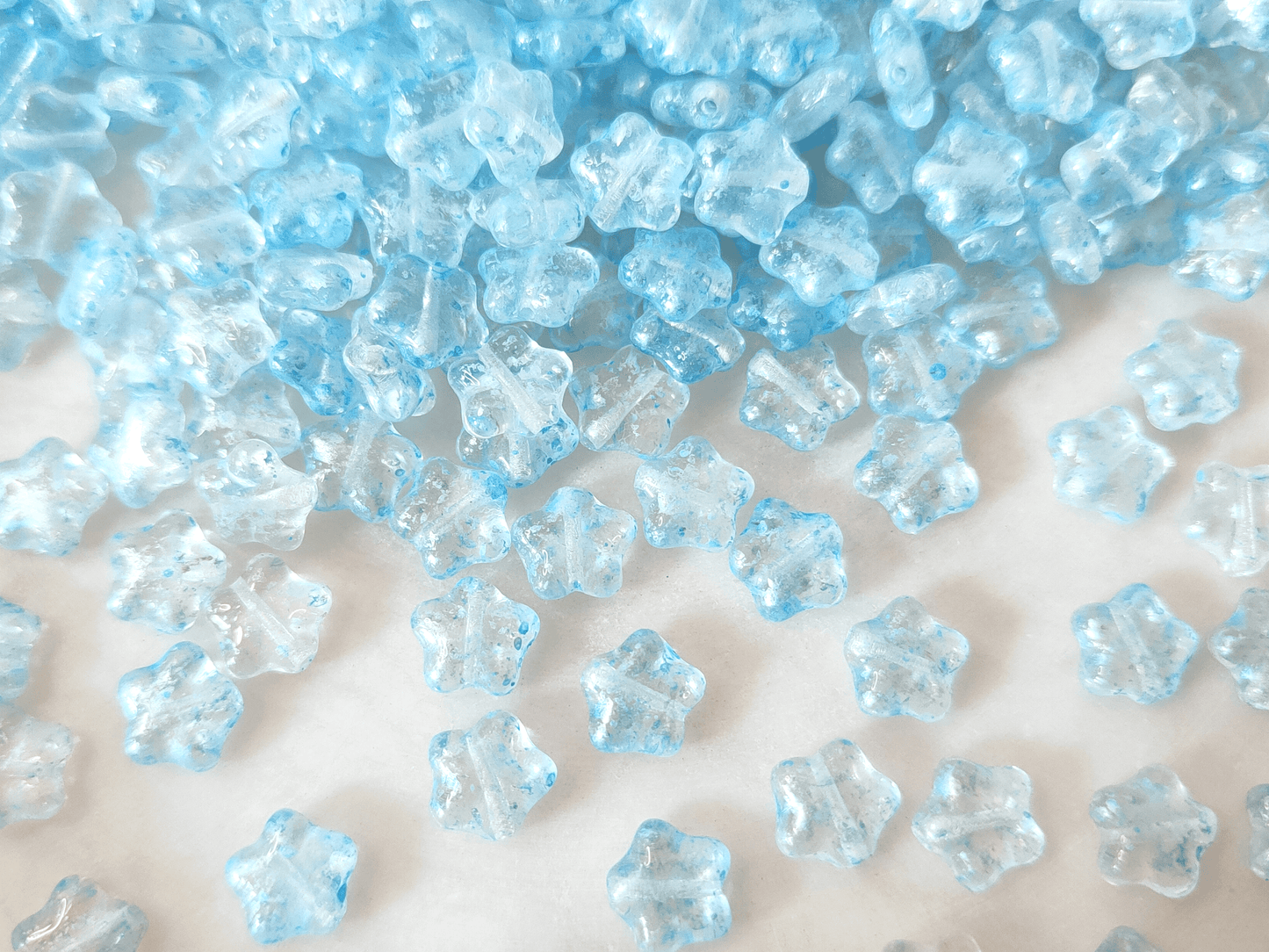 Star beads 8mm - colorless & light blue speckles