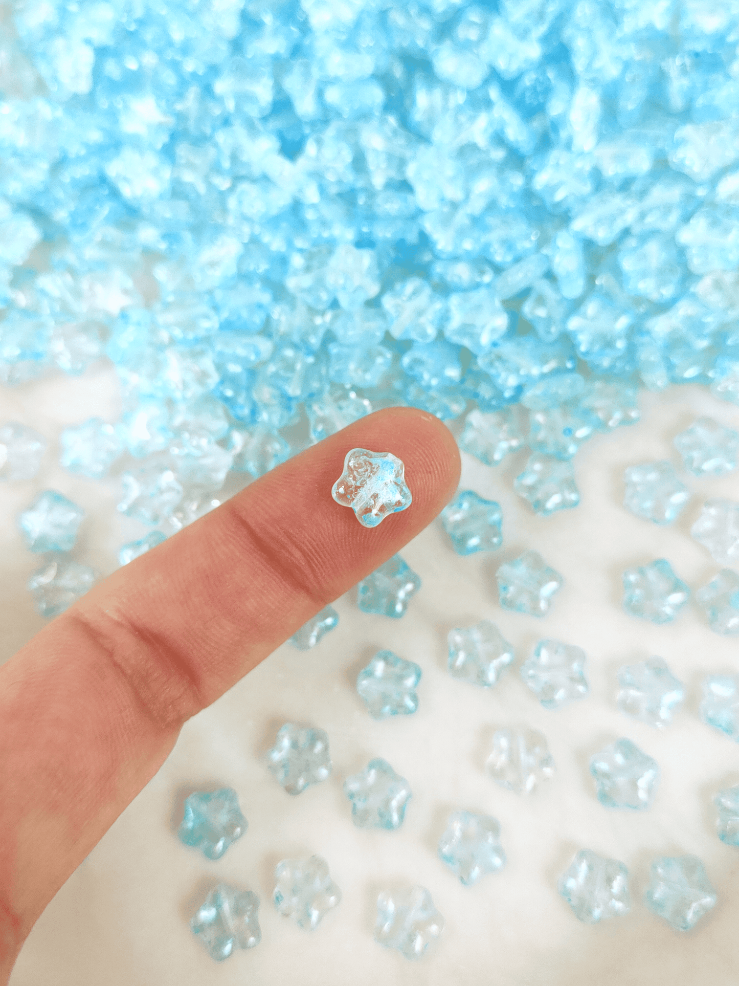 Star beads 8mm - colorless & light blue speckles