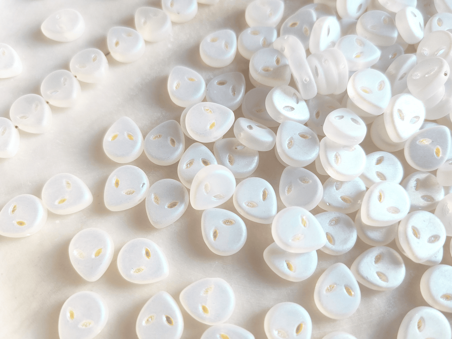 Alien head beads 9x11mm - matt white iris
