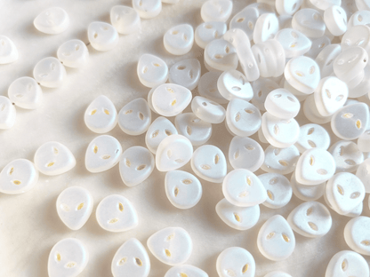 Alien head beads 9x11mm - matt white iris