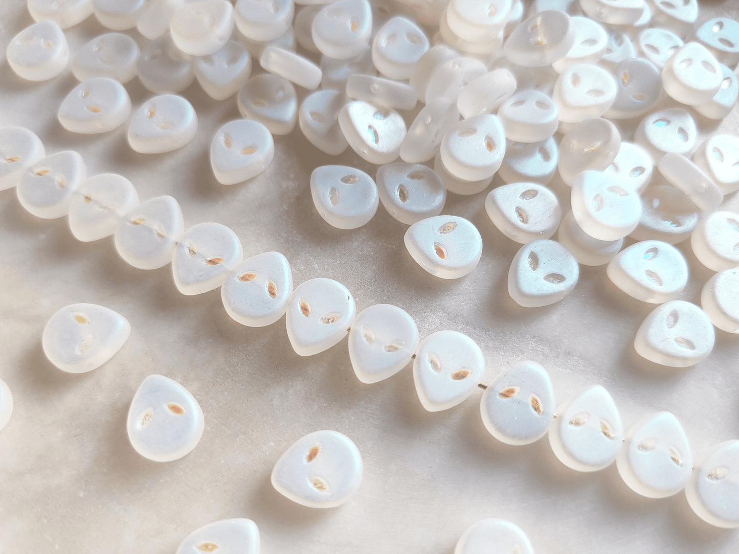 Alien head beads 9x11mm - matt white iris