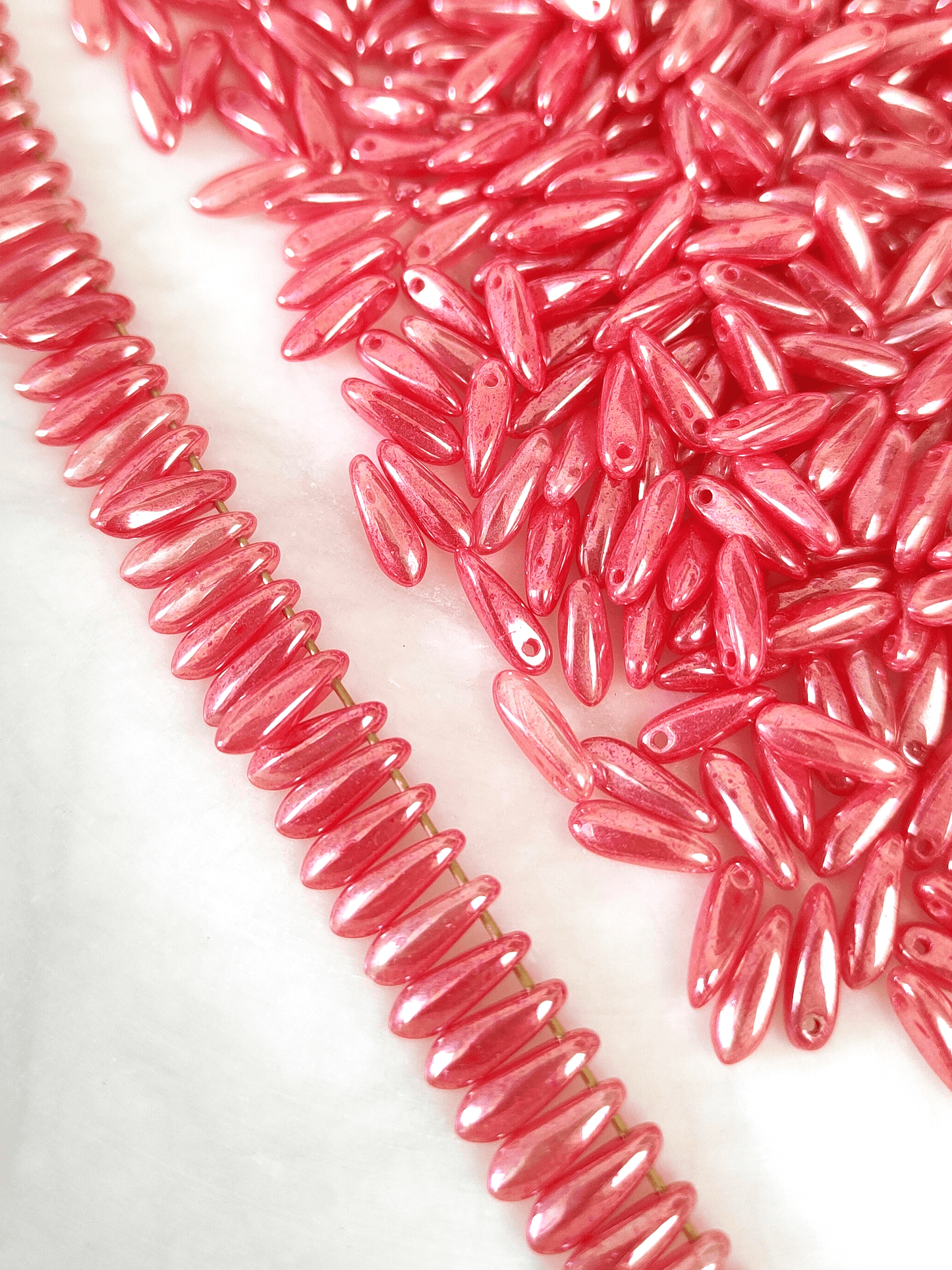 Dagger beads 3x11mm - shiny pink