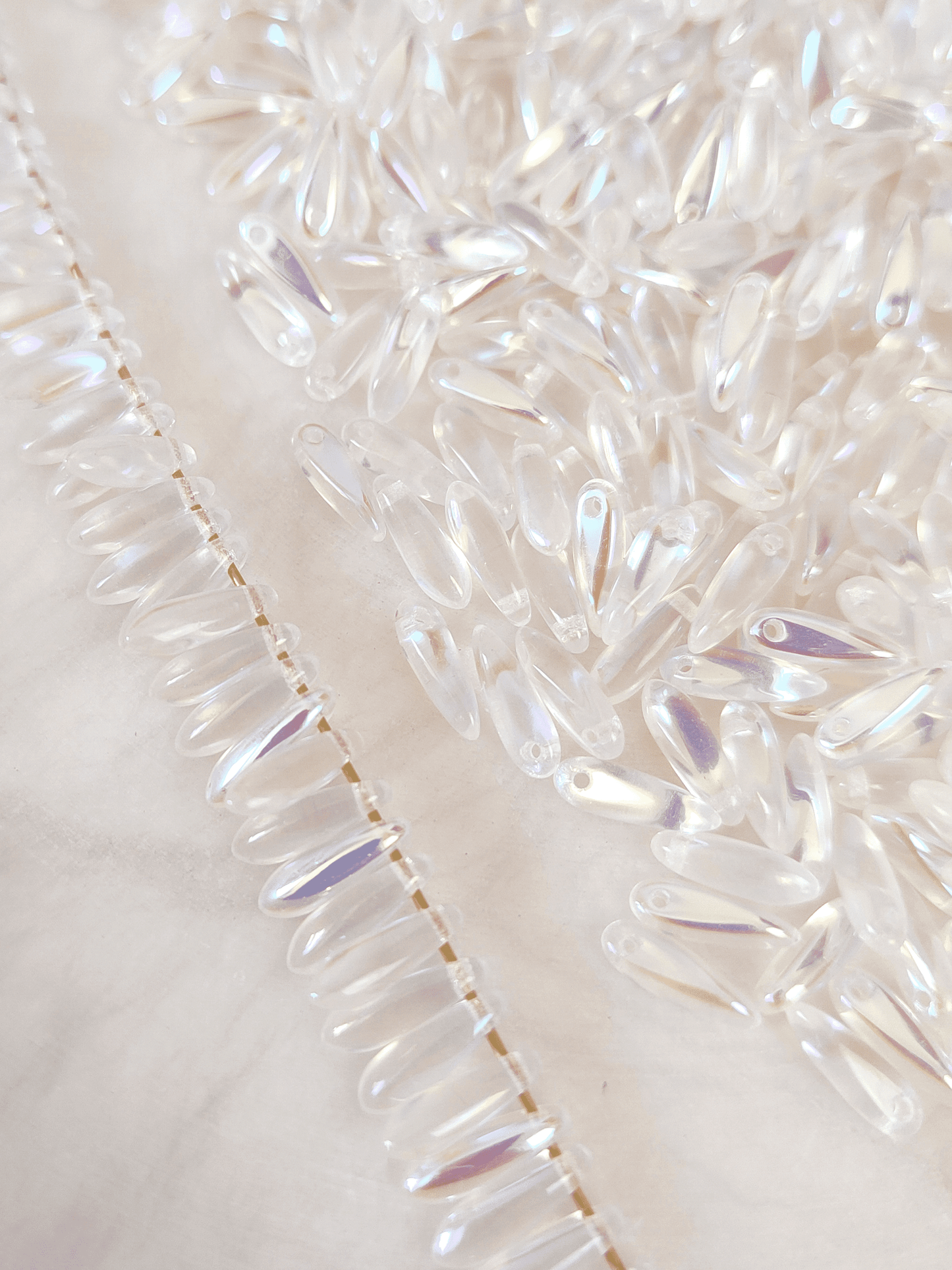 Dagger beads 3x11mm - colorless iris