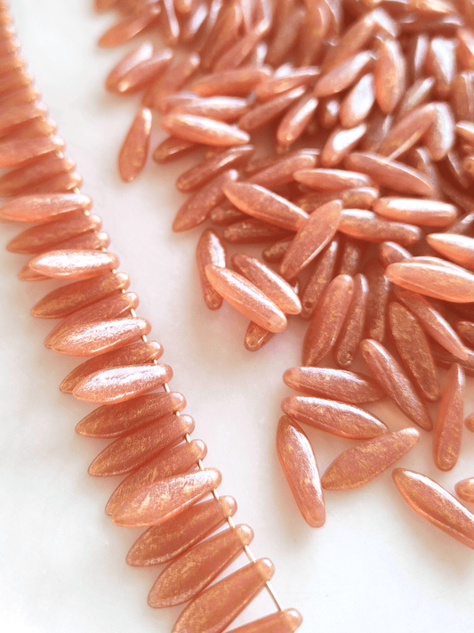 Dagger beads 5x16mm - salmon & gold shimmer